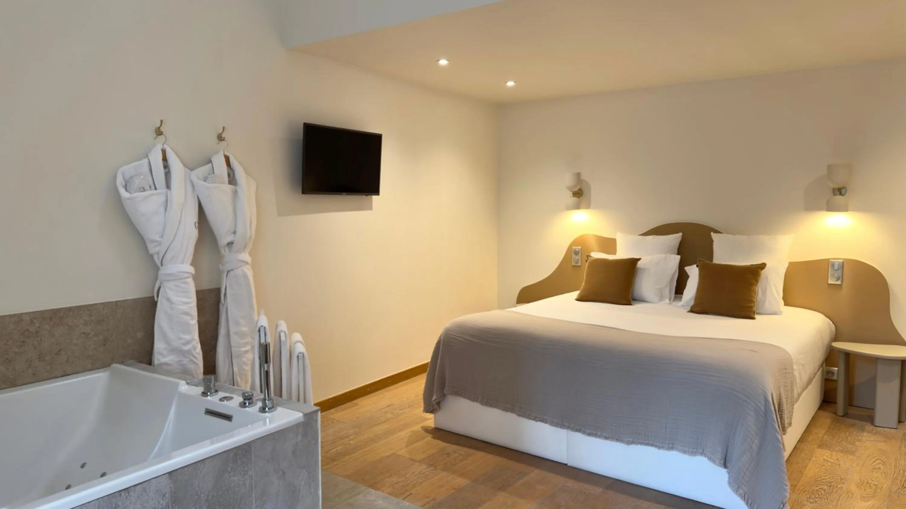 Bed in MiHotel Le Gourguillon