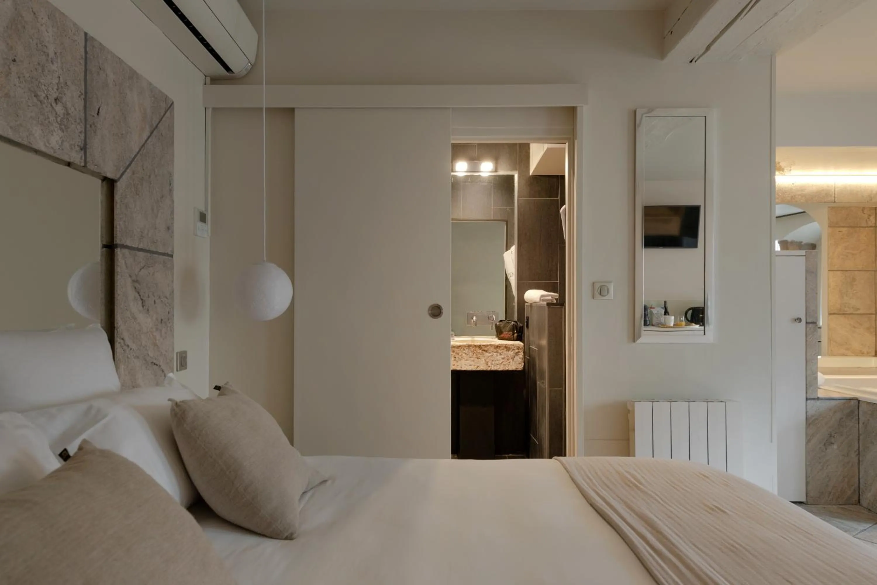 Bathroom, Bed in MiHotel Le Gourguillon