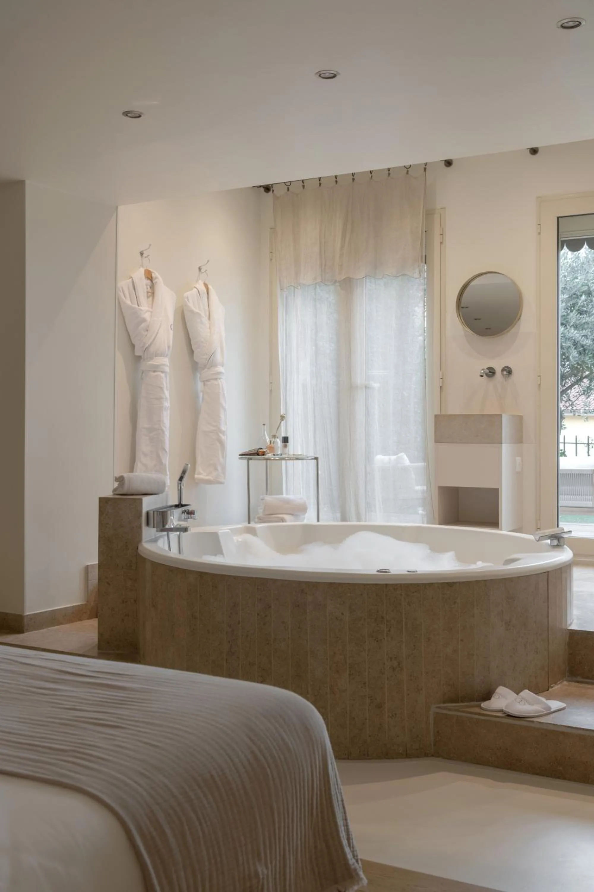 Hot Tub in MiHotel Le Gourguillon