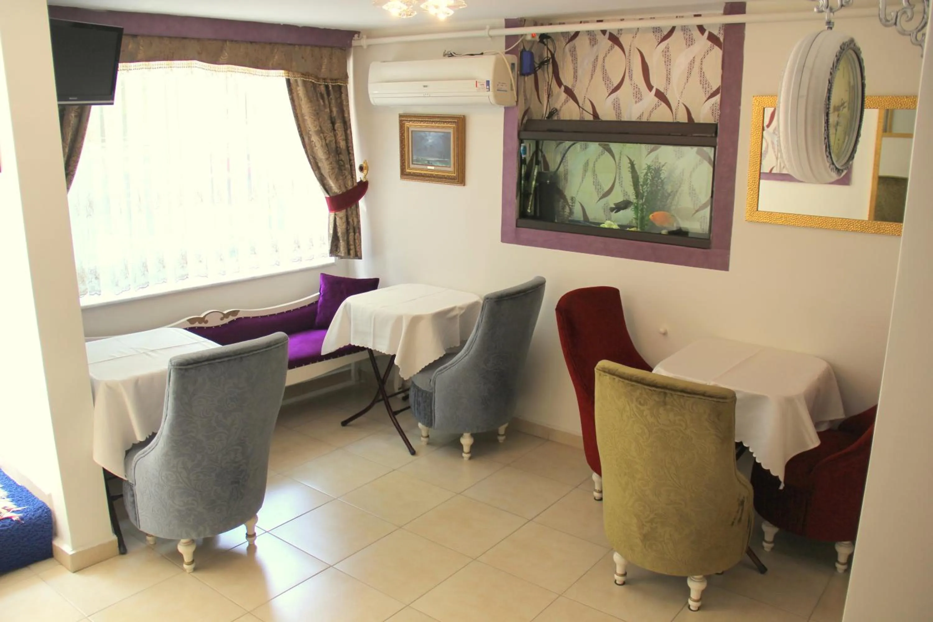 Communal lounge/ TV room in Masal Hotel