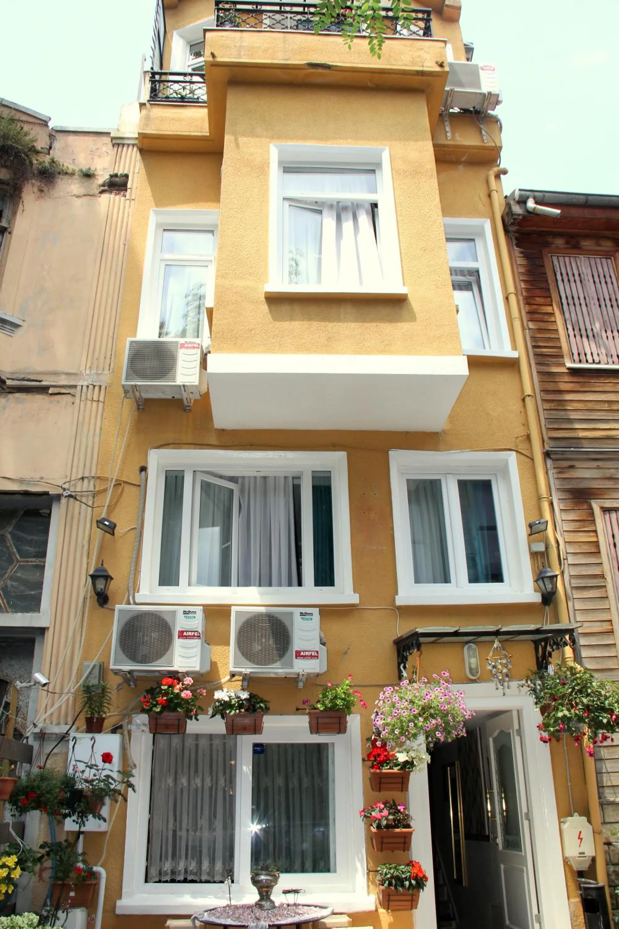 Facade/entrance in Masal Hotel