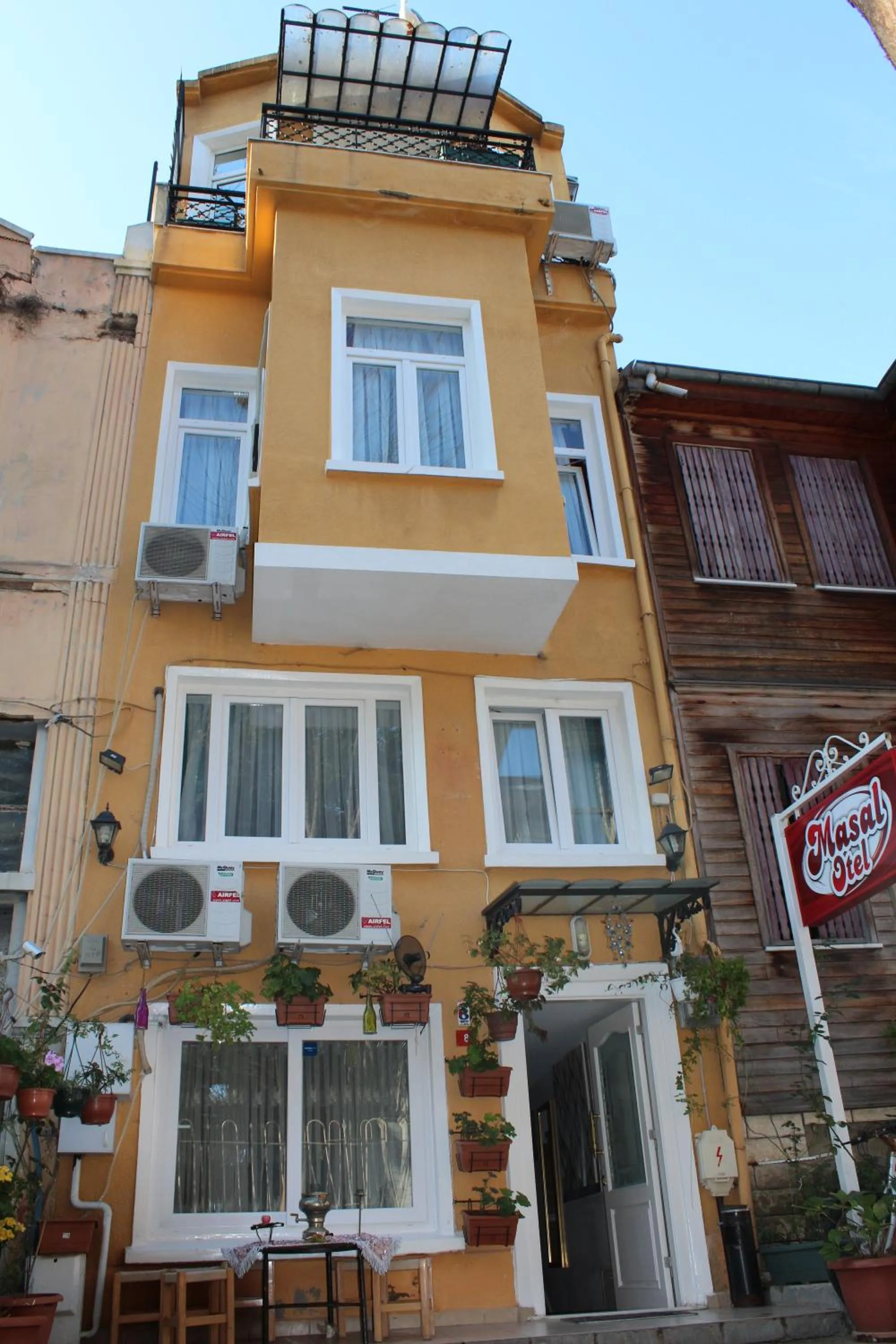 Facade/entrance in Masal Hotel