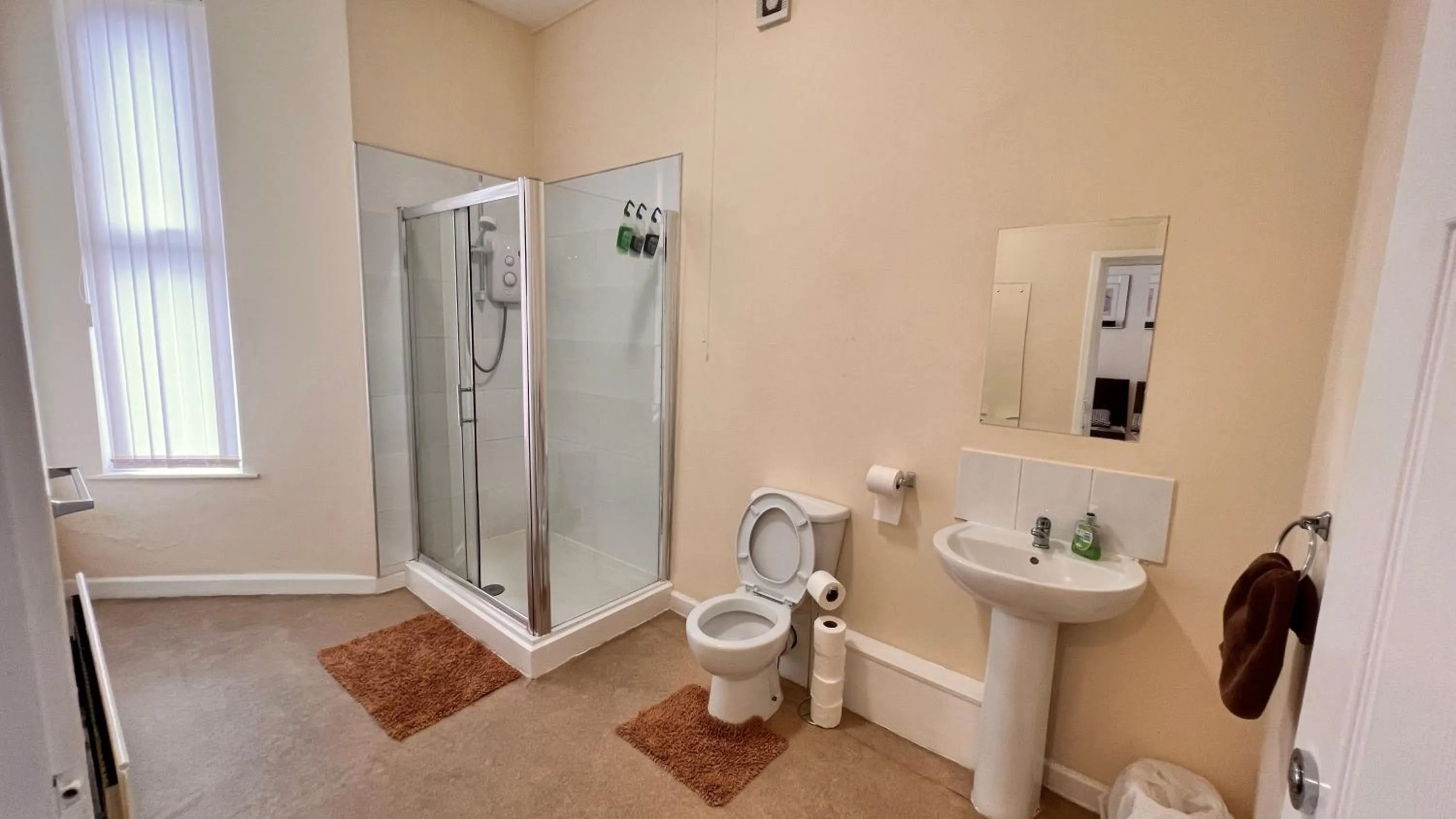 Bathroom in Castle Lodge Guest House 86-88 Sheil Rd L6 3AF