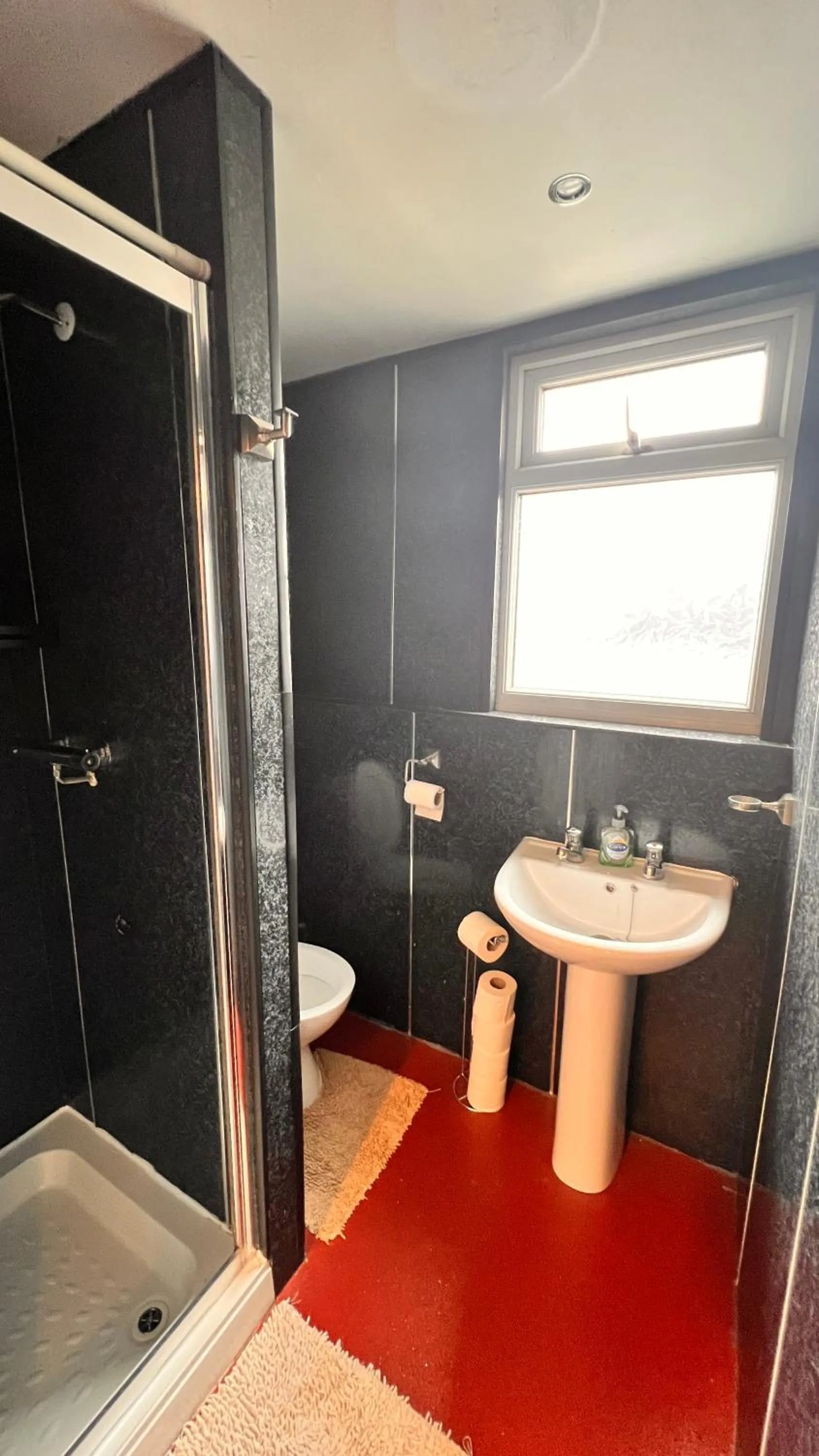 Bathroom in Castle Lodge Guest House 86-88 Sheil Rd L6 3AF