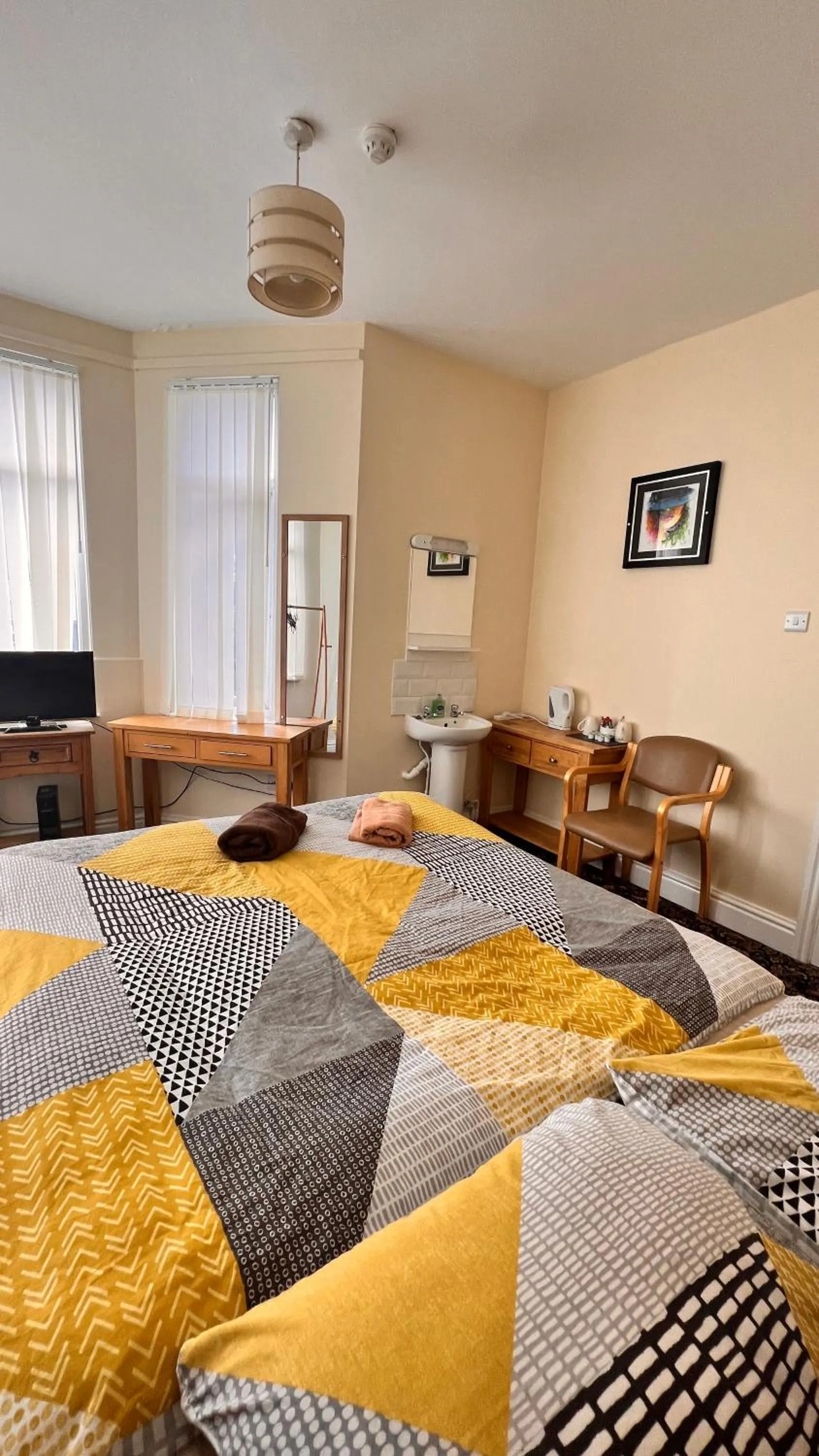 Photo of the whole room, Bed in Castle Lodge Guest House 86-88 Sheil Rd L6 3AF