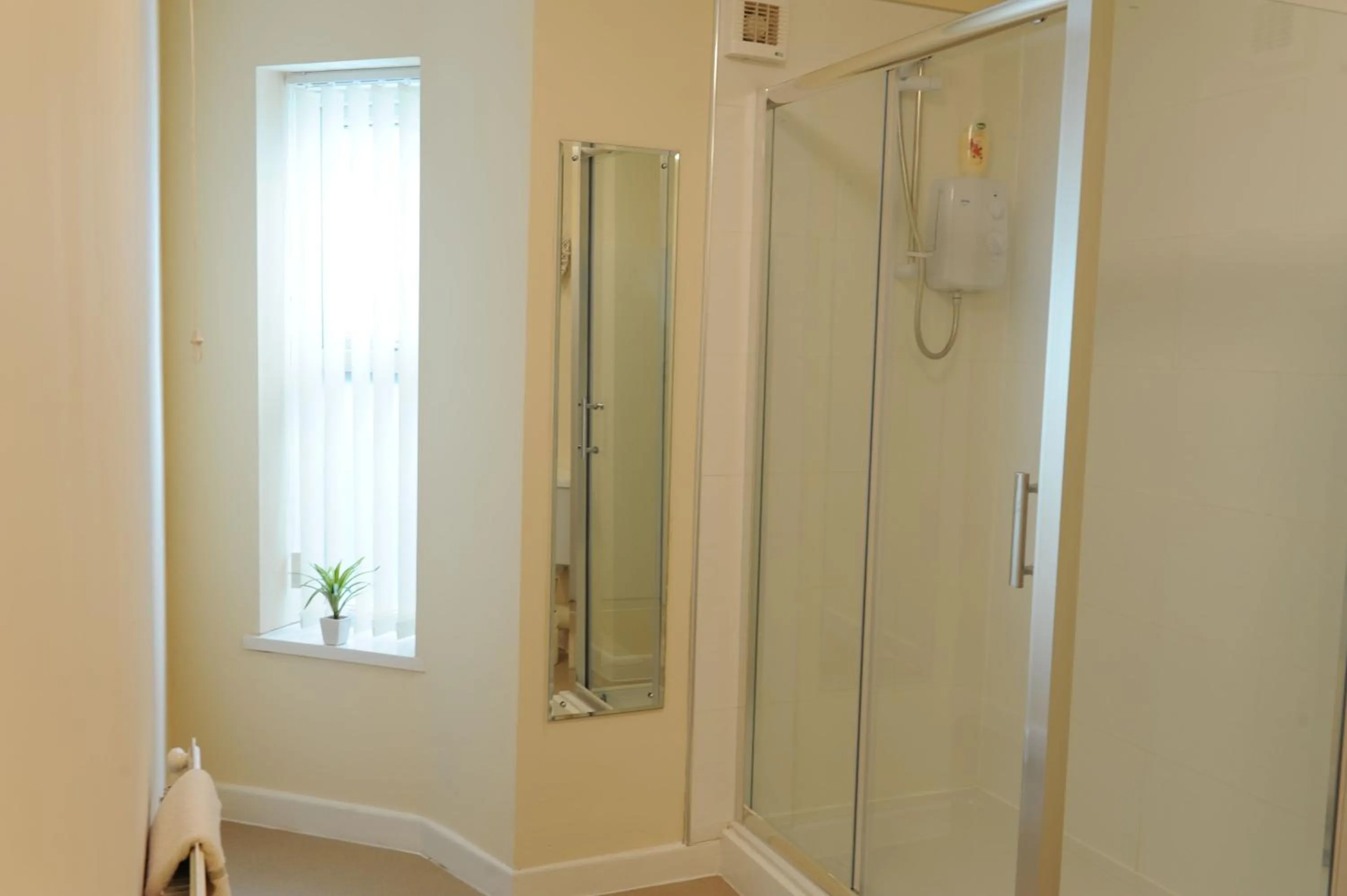 Shower in Castle Lodge Guest House 86-88 Sheil Rd L6 3AF