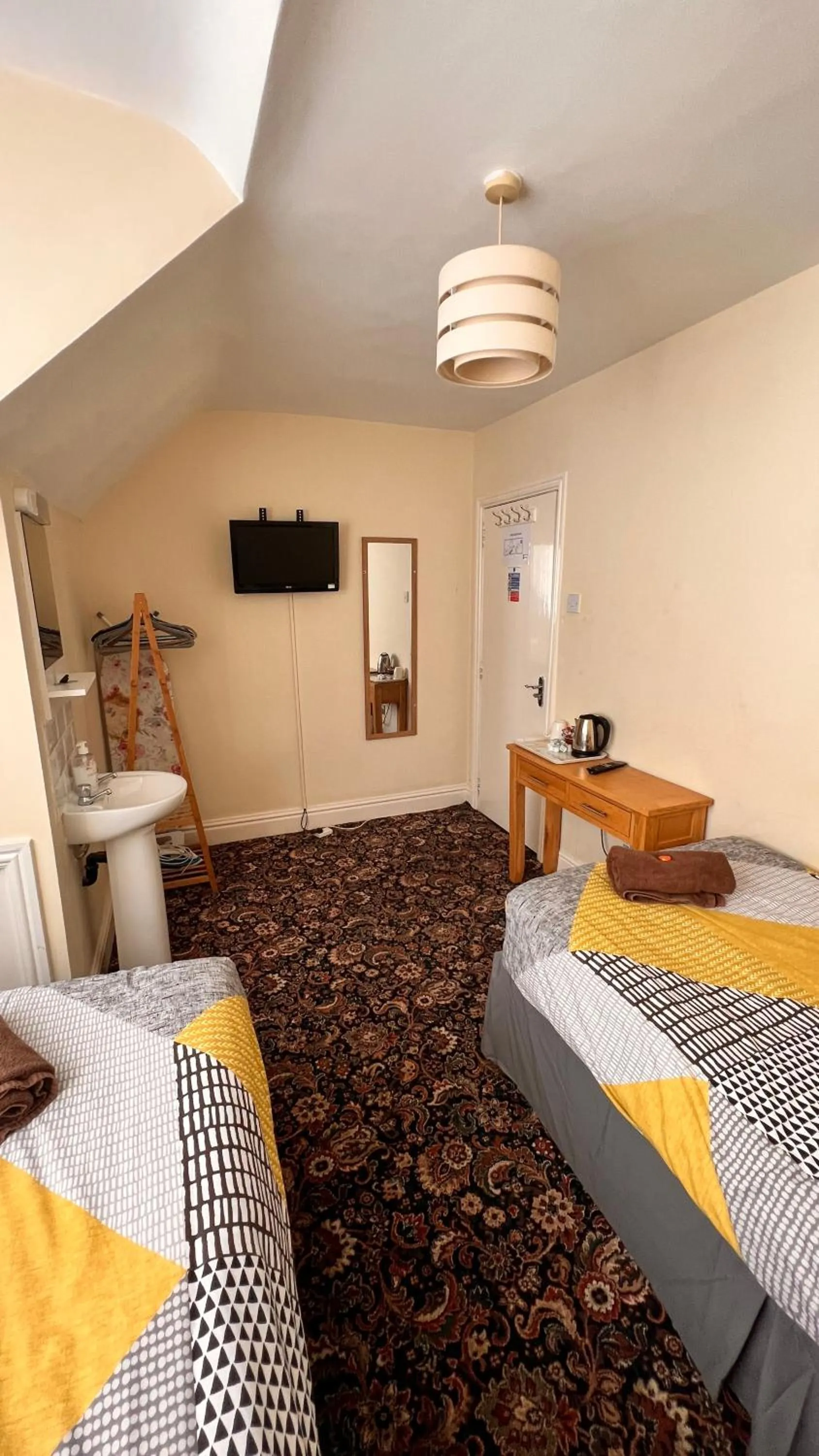 Photo of the whole room, Bed in Castle Lodge Guest House 86-88 Sheil Rd L6 3AF