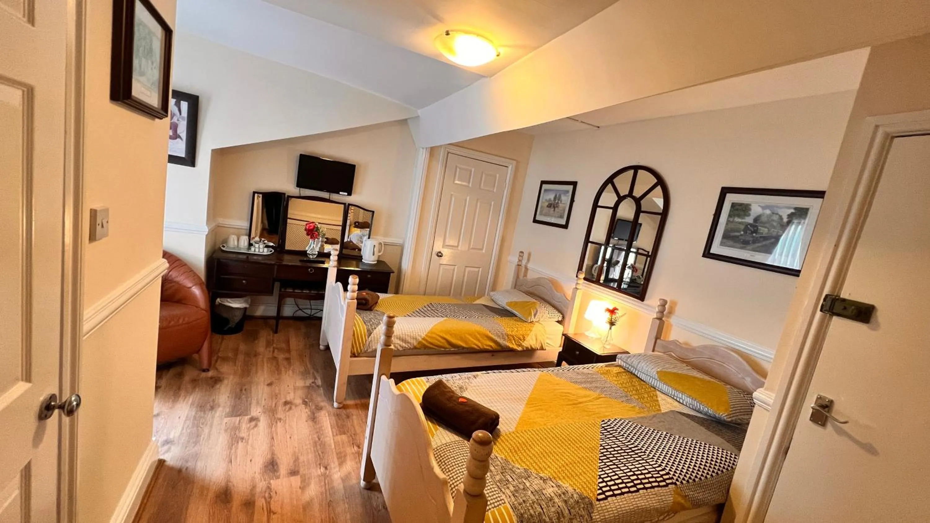 Photo of the whole room, Bed in Castle Lodge Guest House 86-88 Sheil Rd L6 3AF