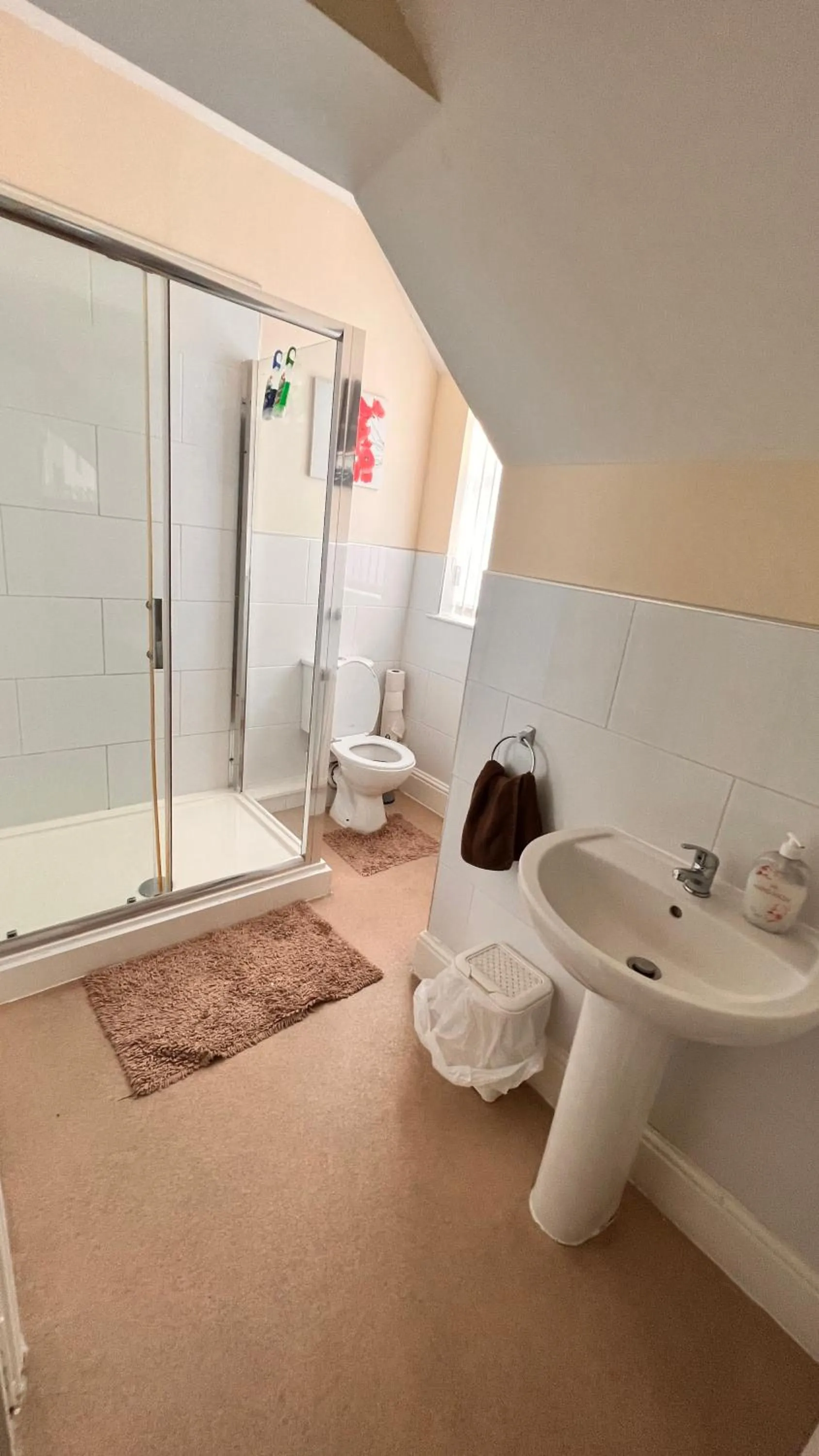 Bathroom in Castle Lodge Guest House 86-88 Sheil Rd L6 3AF