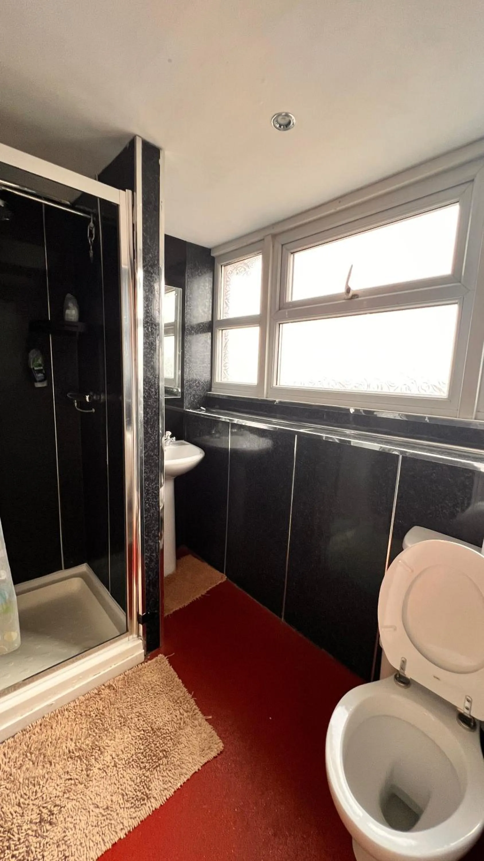 Shower in Castle Lodge Guest House 86-88 Sheil Rd L6 3AF