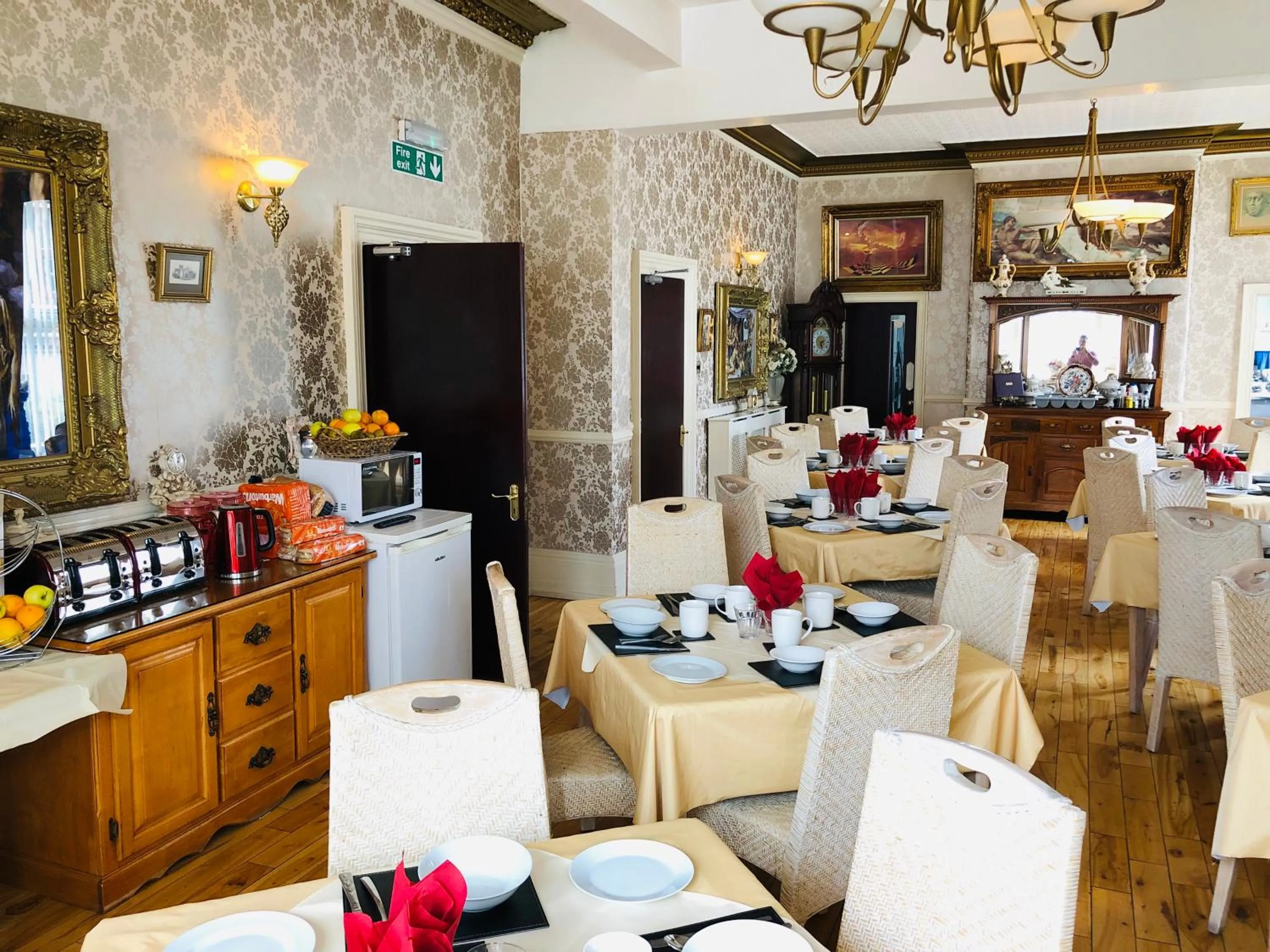 Restaurant/places to eat in Castle Lodge Guest House 86-88 Sheil Rd L6 3AF