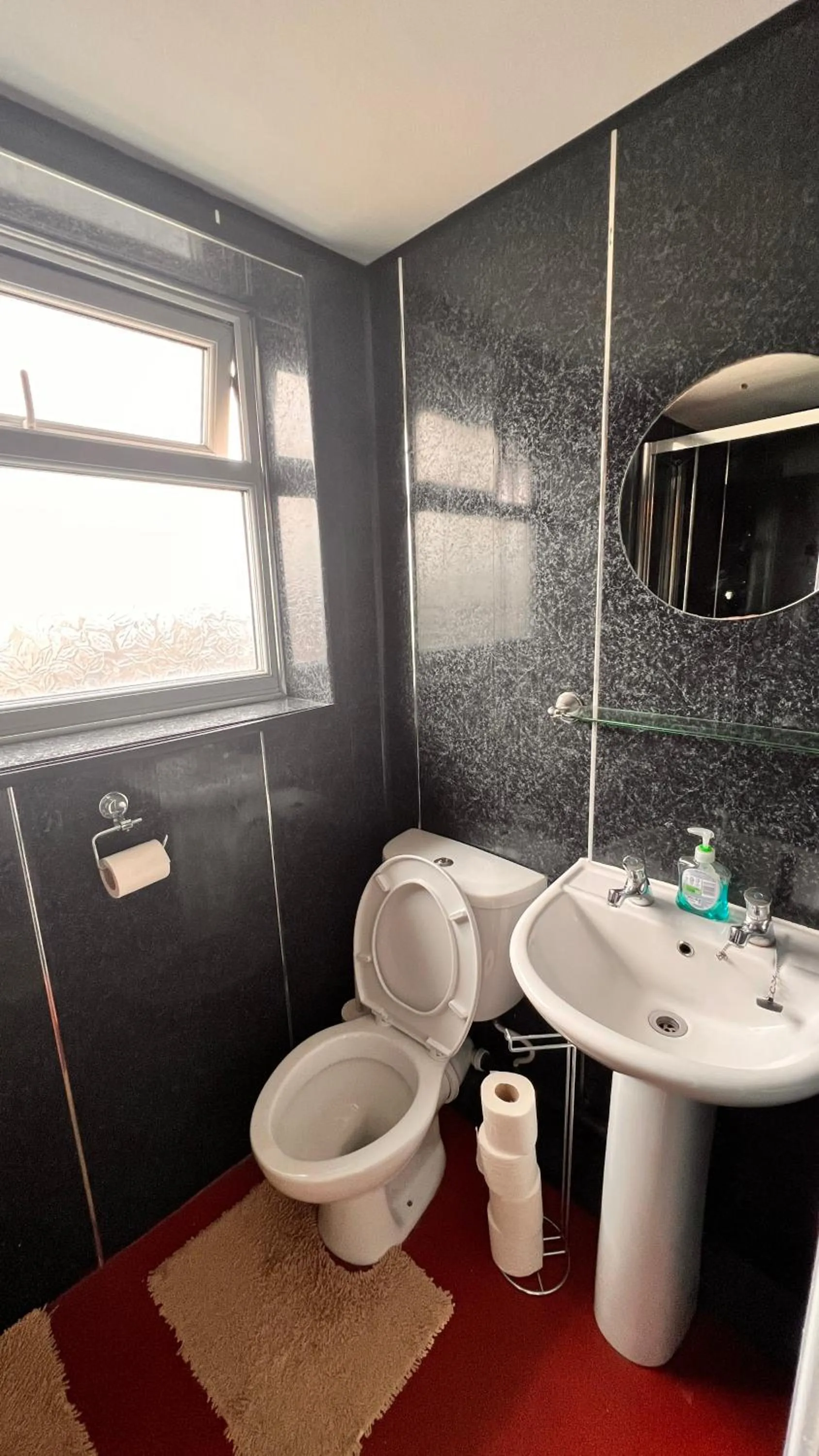 Toilet in Castle Lodge Guest House 86-88 Sheil Rd L6 3AF