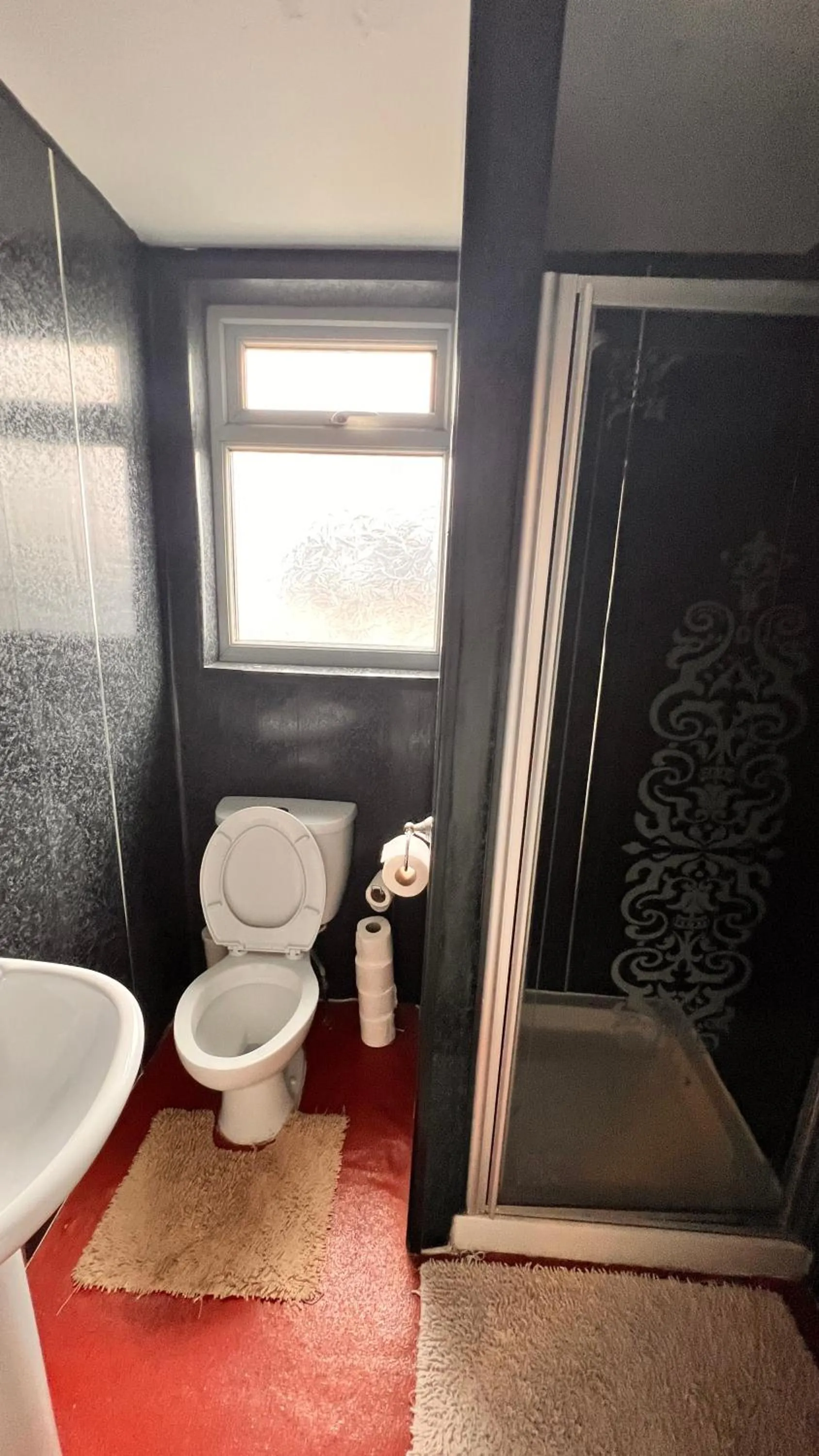 Bathroom in Castle Lodge Guest House 86-88 Sheil Rd L6 3AF