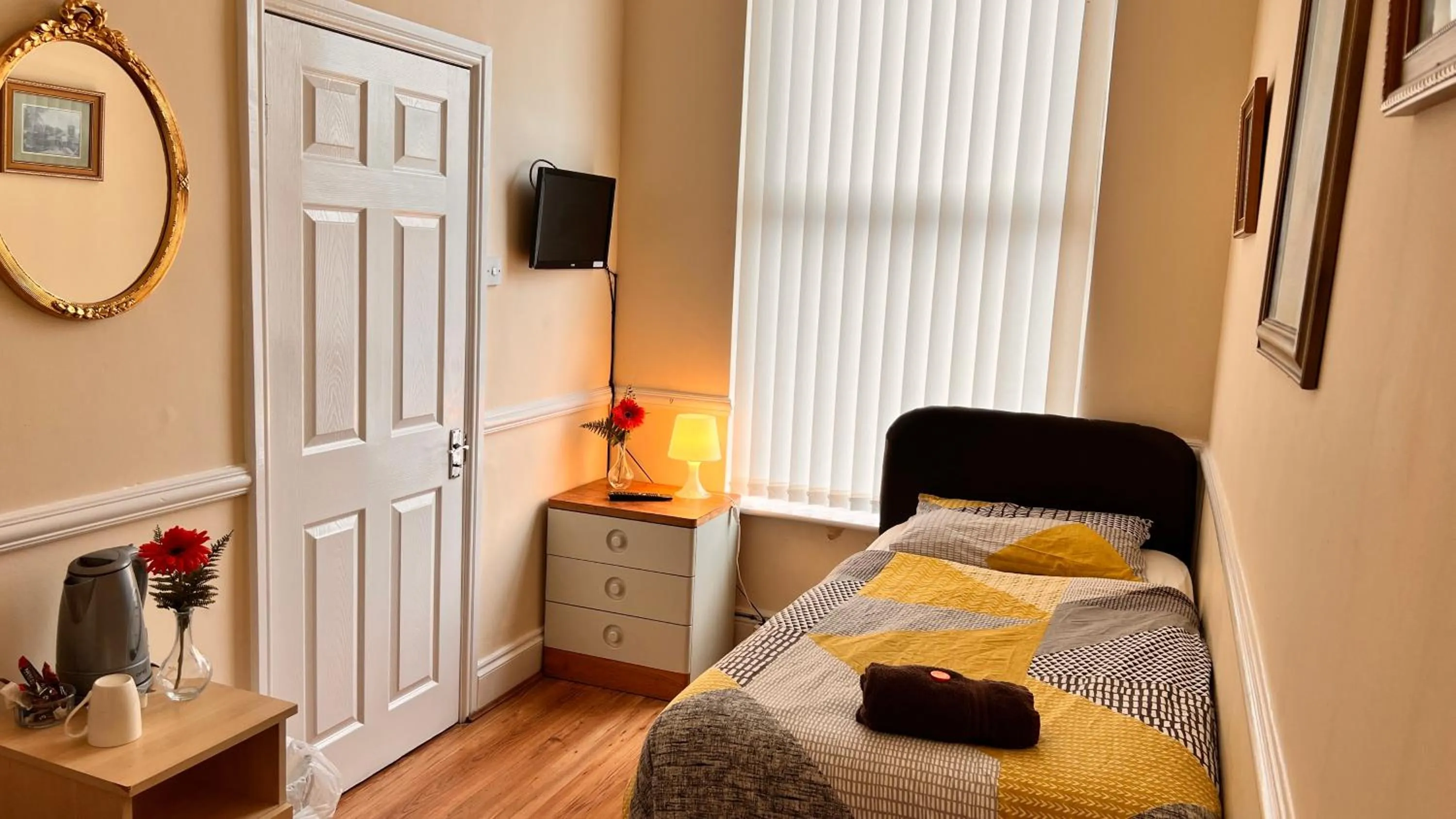 Photo of the whole room, Bed in Castle Lodge Guest House 86-88 Sheil Rd L6 3AF