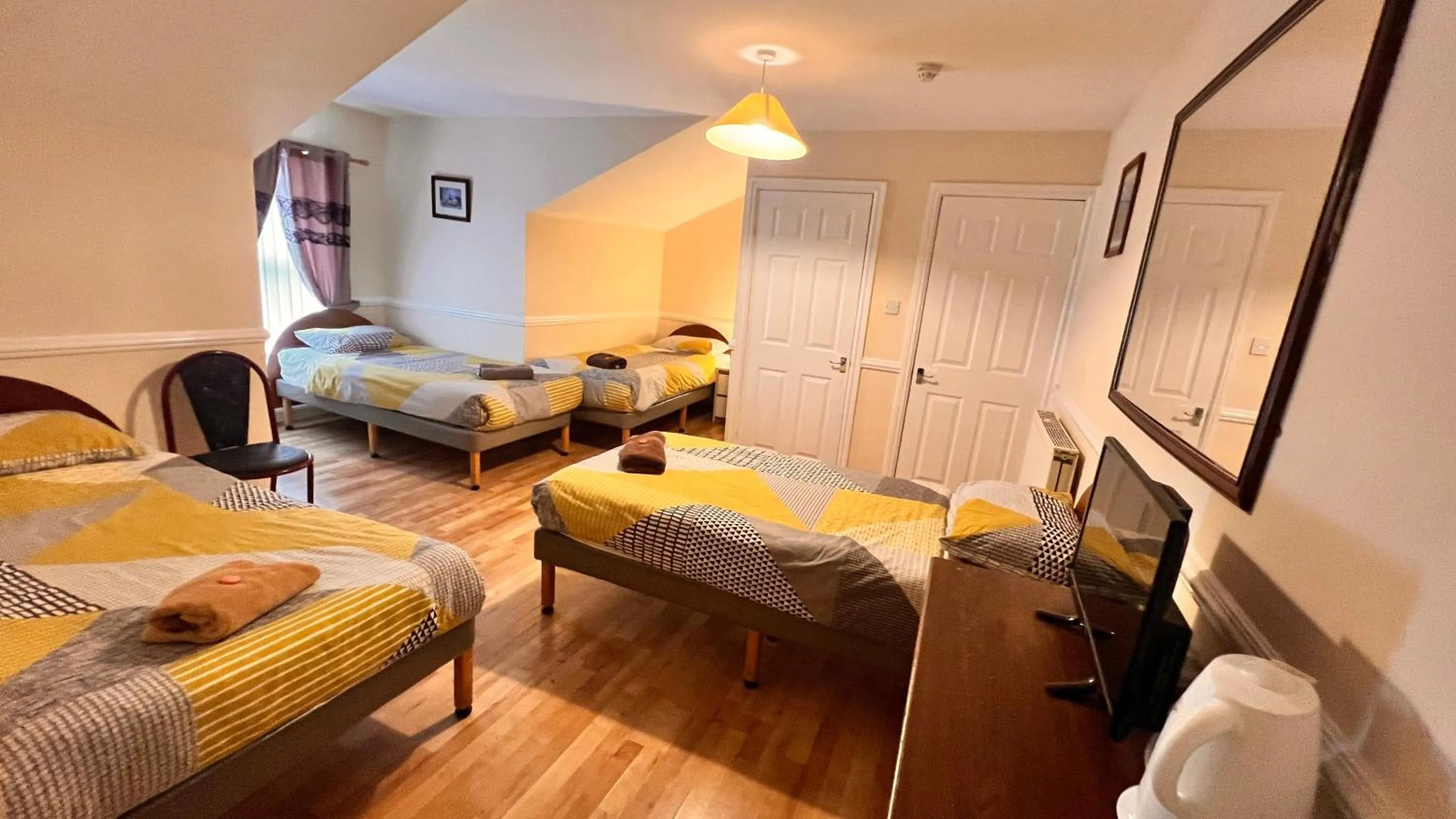 Photo of the whole room, Bed in Castle Lodge Guest House 86-88 Sheil Rd L6 3AF