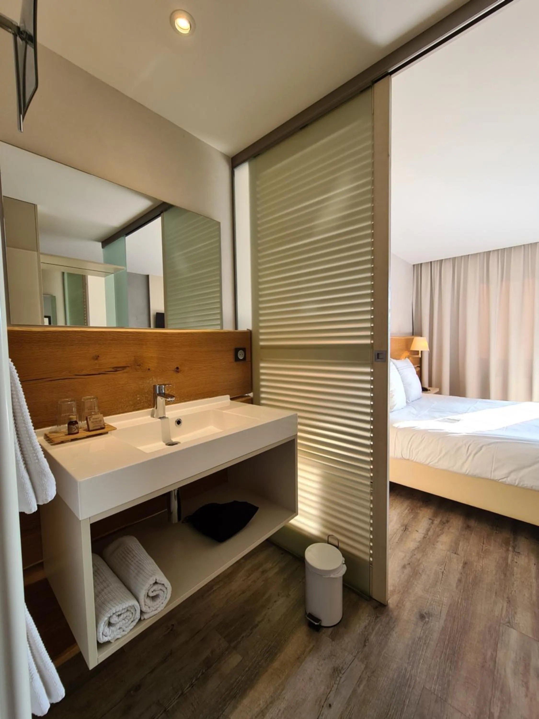 Bathroom, Bed in Maison Jenny Hotel Restaurant & Spa