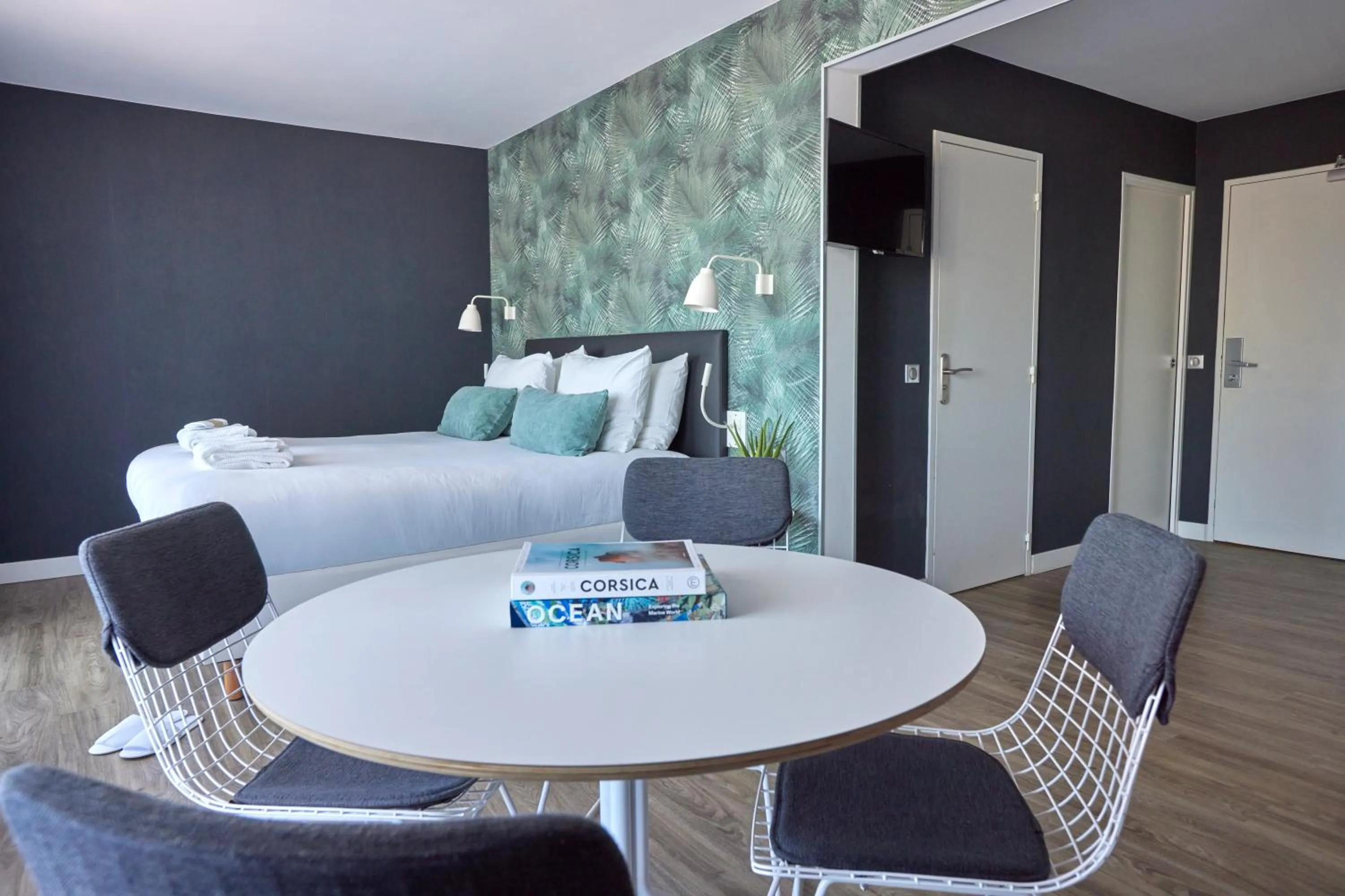 Bedroom, Bed in Van der Valk Hotel Saint-Aygulf