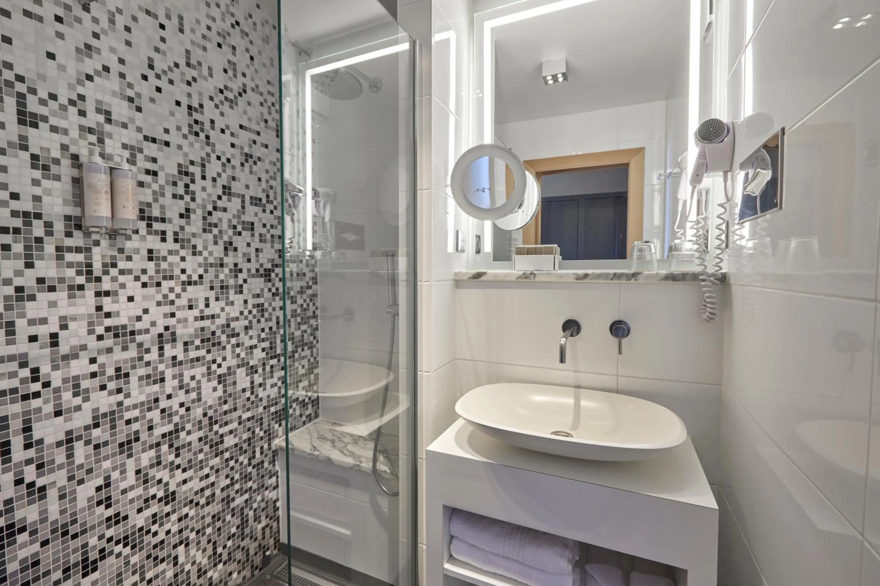 Shower in Van der Valk Hotel Saint-Aygulf