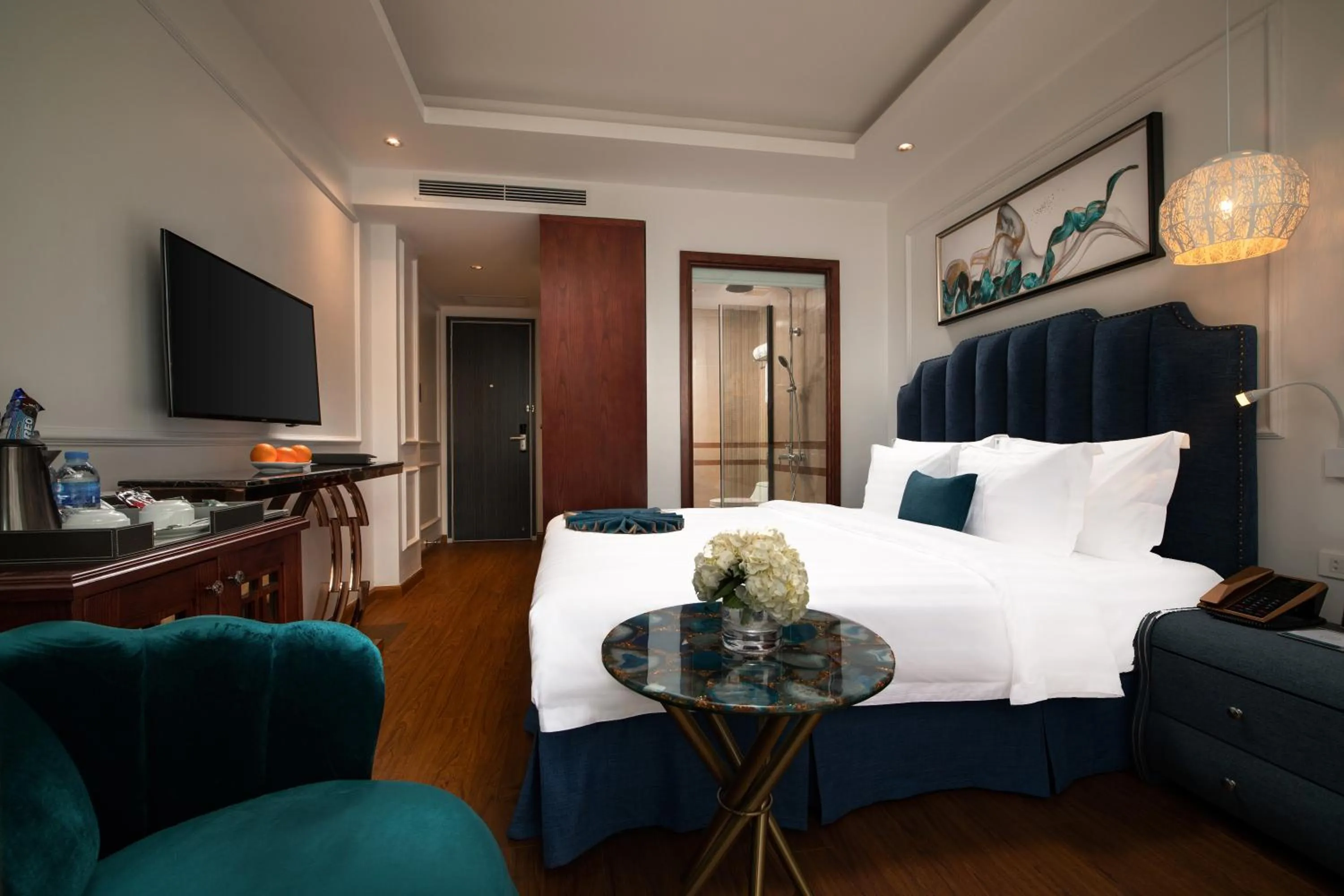 Communal lounge/ TV room, Bed in Hanoi Fiesta Central Hotel and Spa