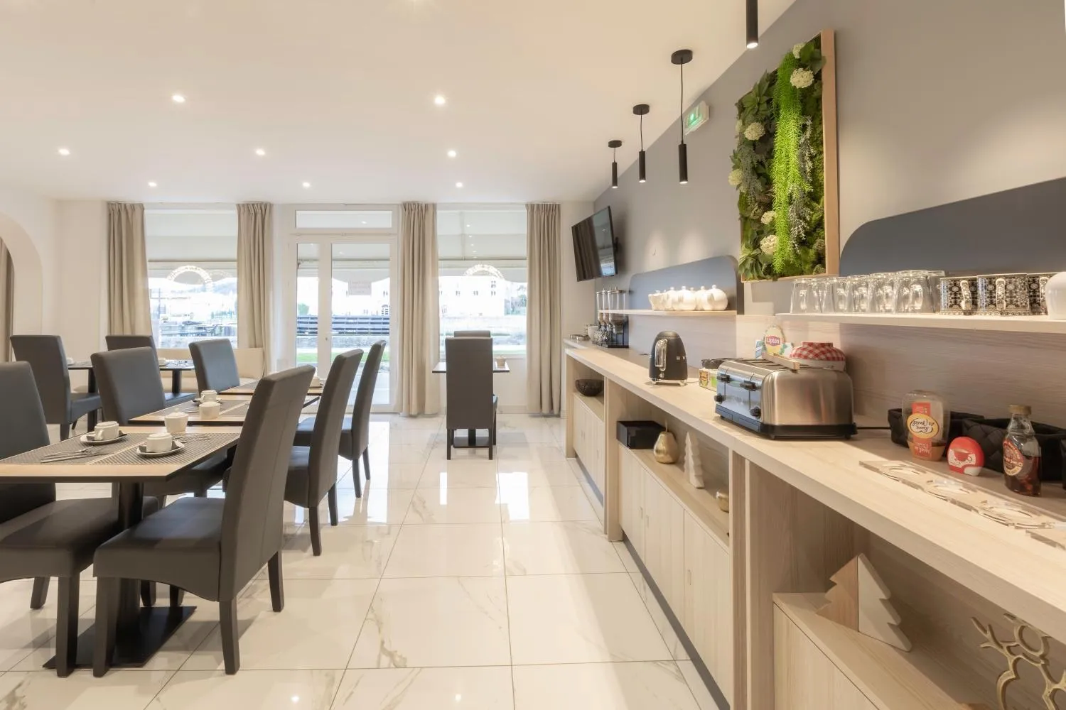 Breakfast in Hotel Le Saint-Yves