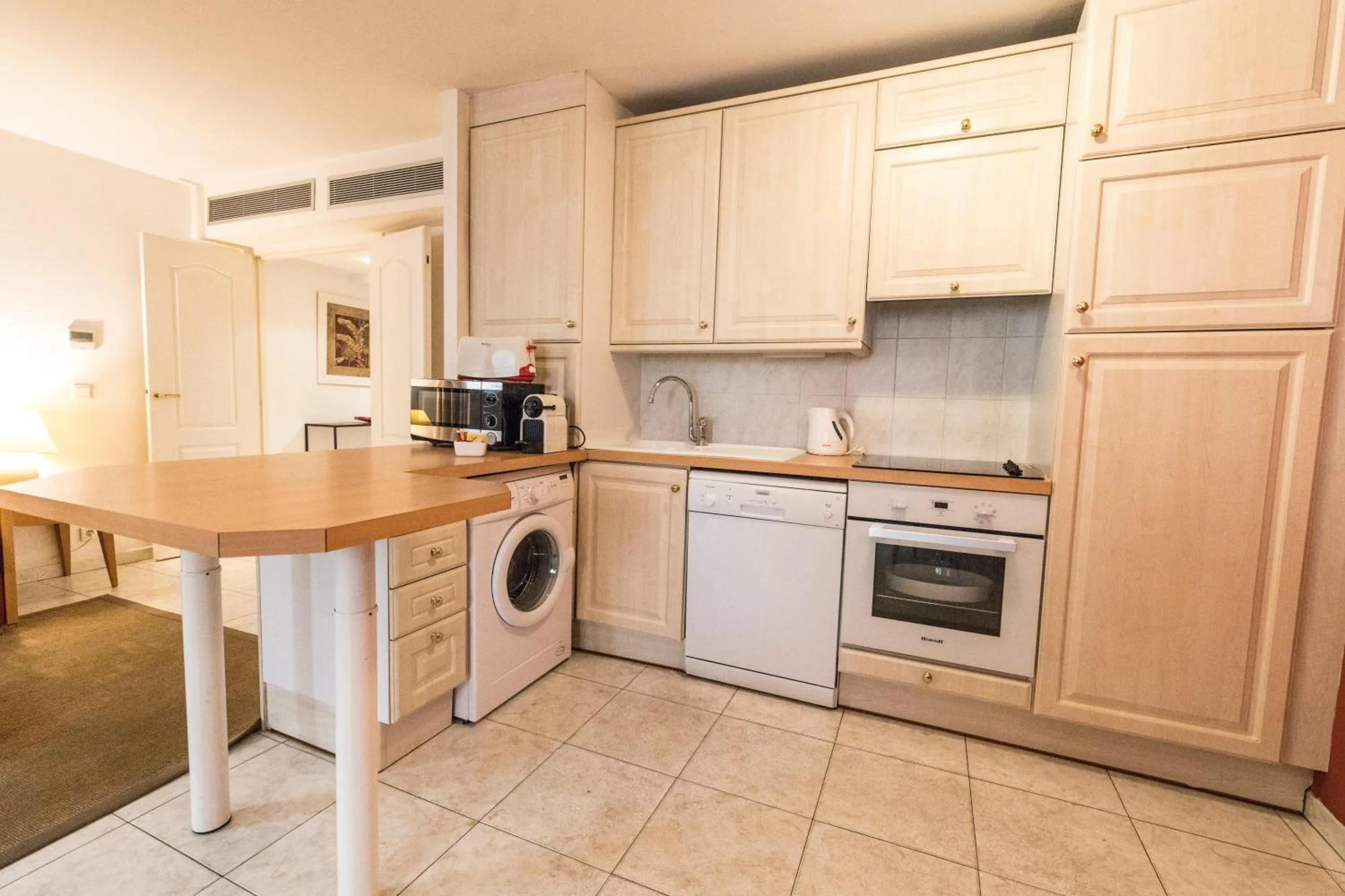 Kitchen or kitchenette in Cannes Croisette Prestige Apart'hotel