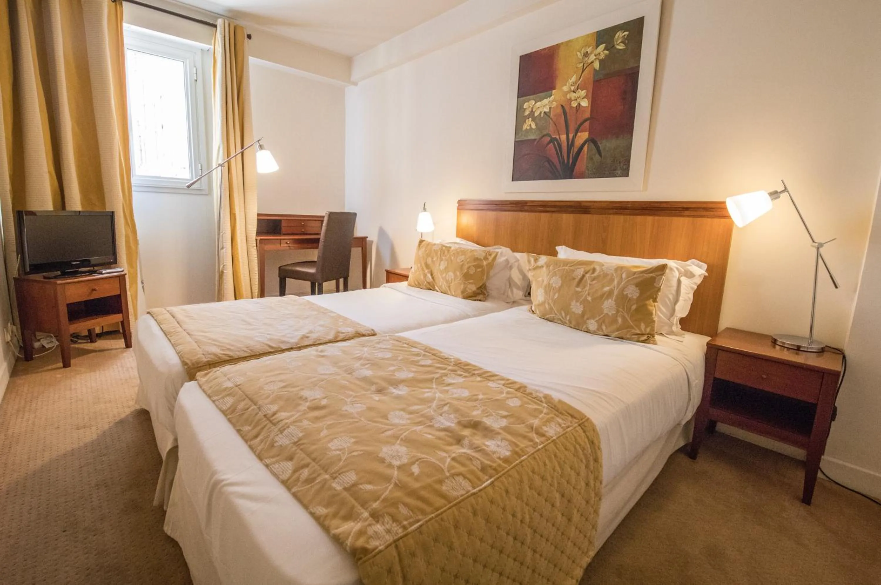 Bathroom, Bed in Cannes Croisette Prestige Apart'hotel