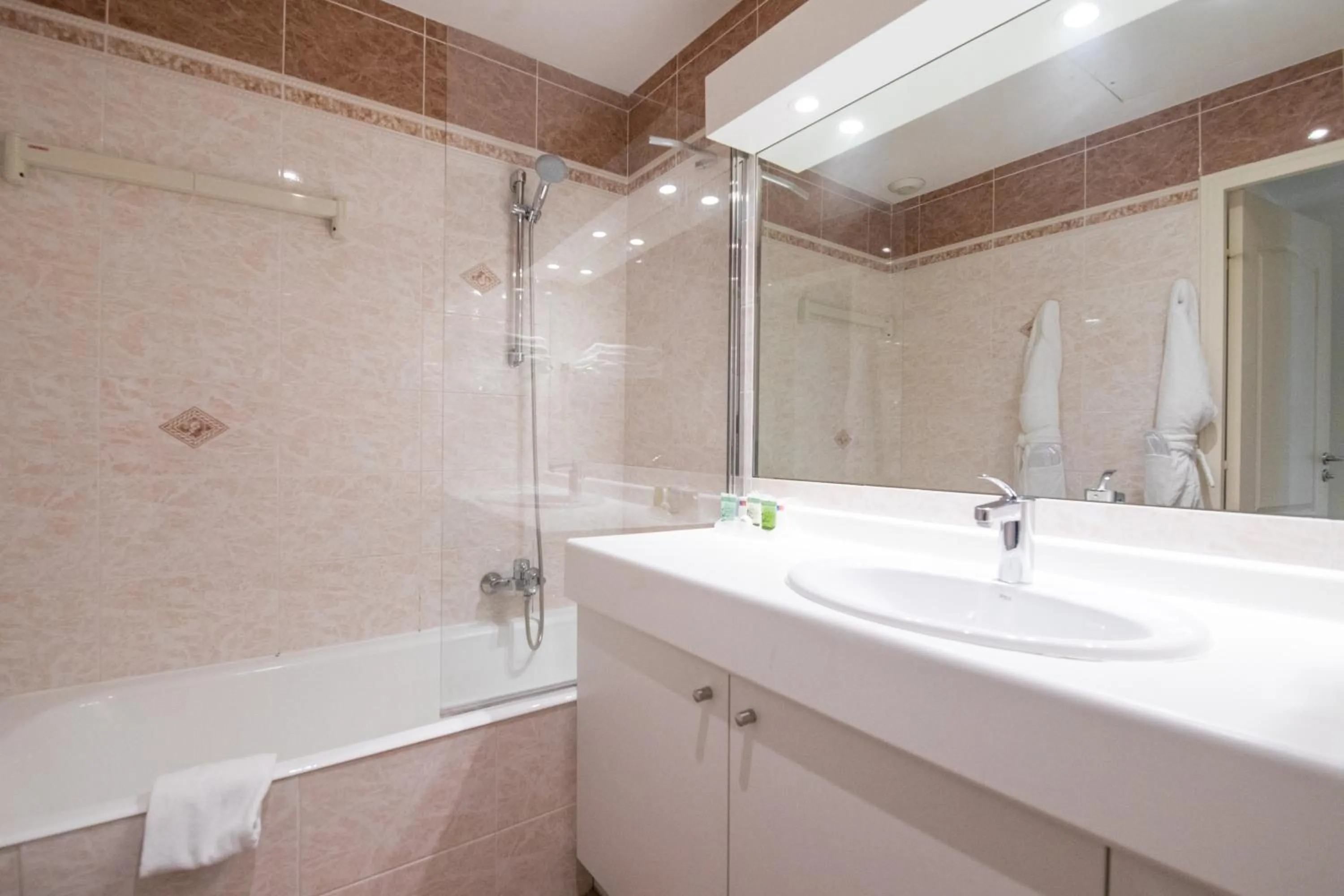 Shower in Cannes Croisette Prestige Apart'hotel