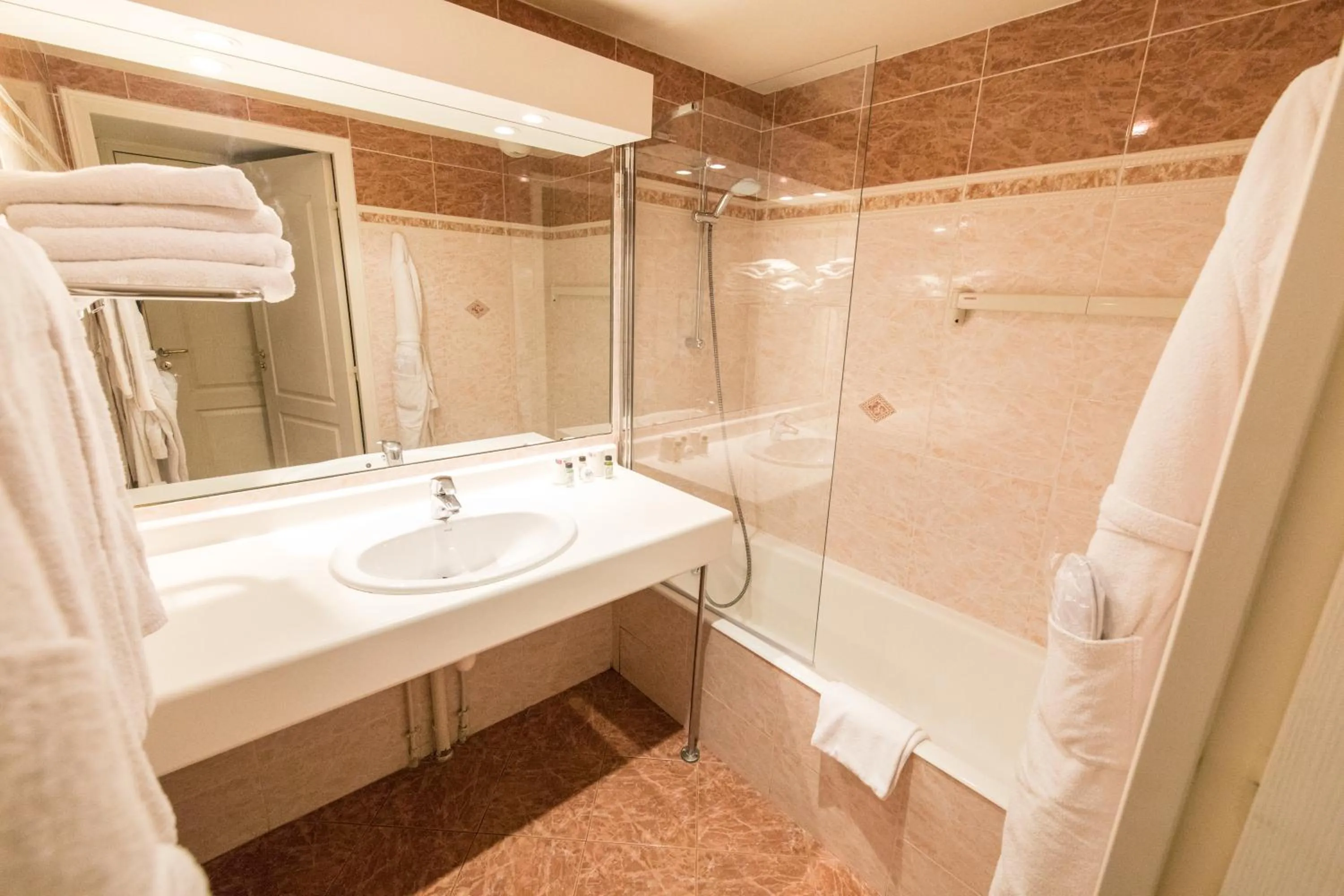 Shower in Cannes Croisette Prestige Apart'hotel