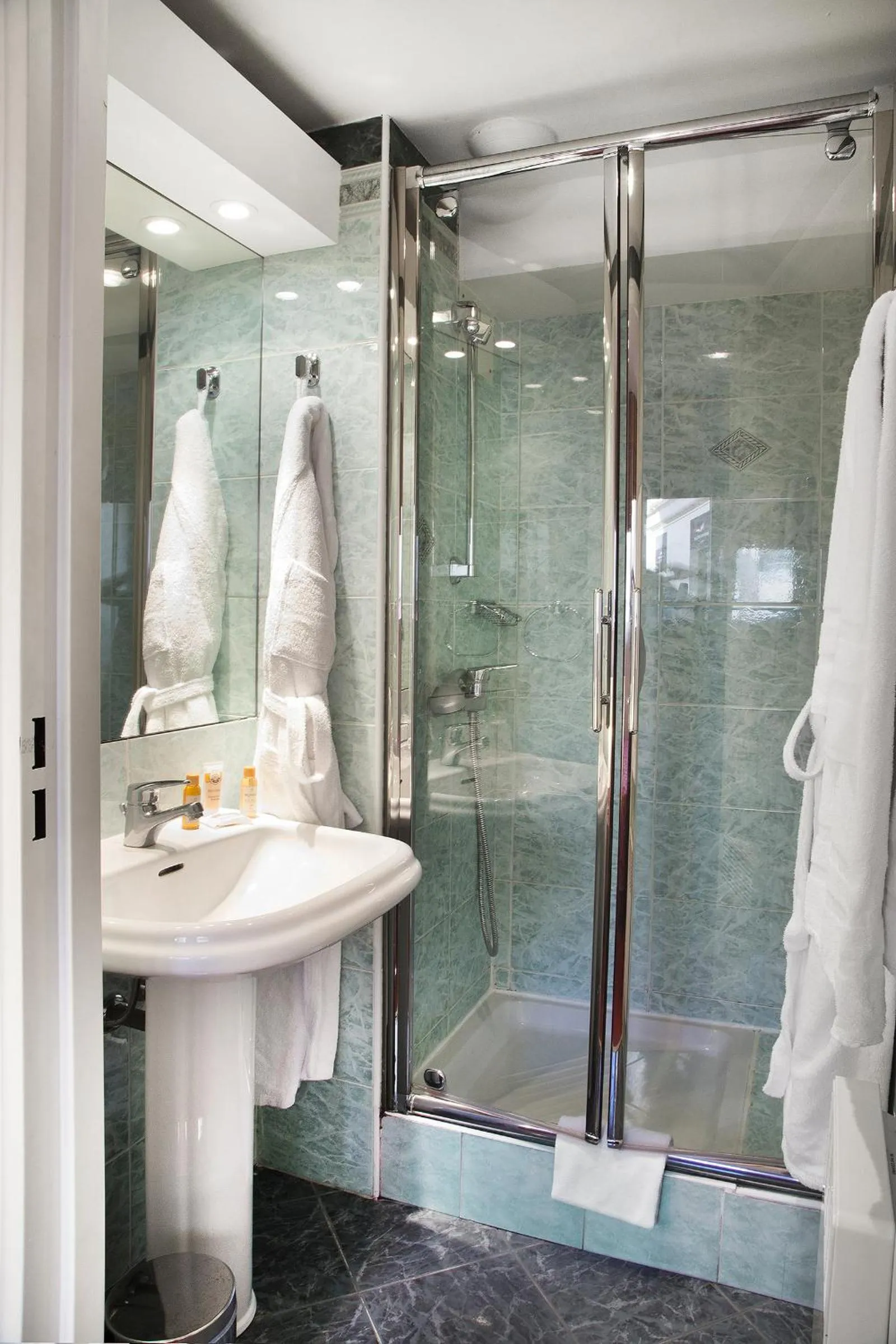 Shower in Cannes Croisette Prestige Apart'hotel