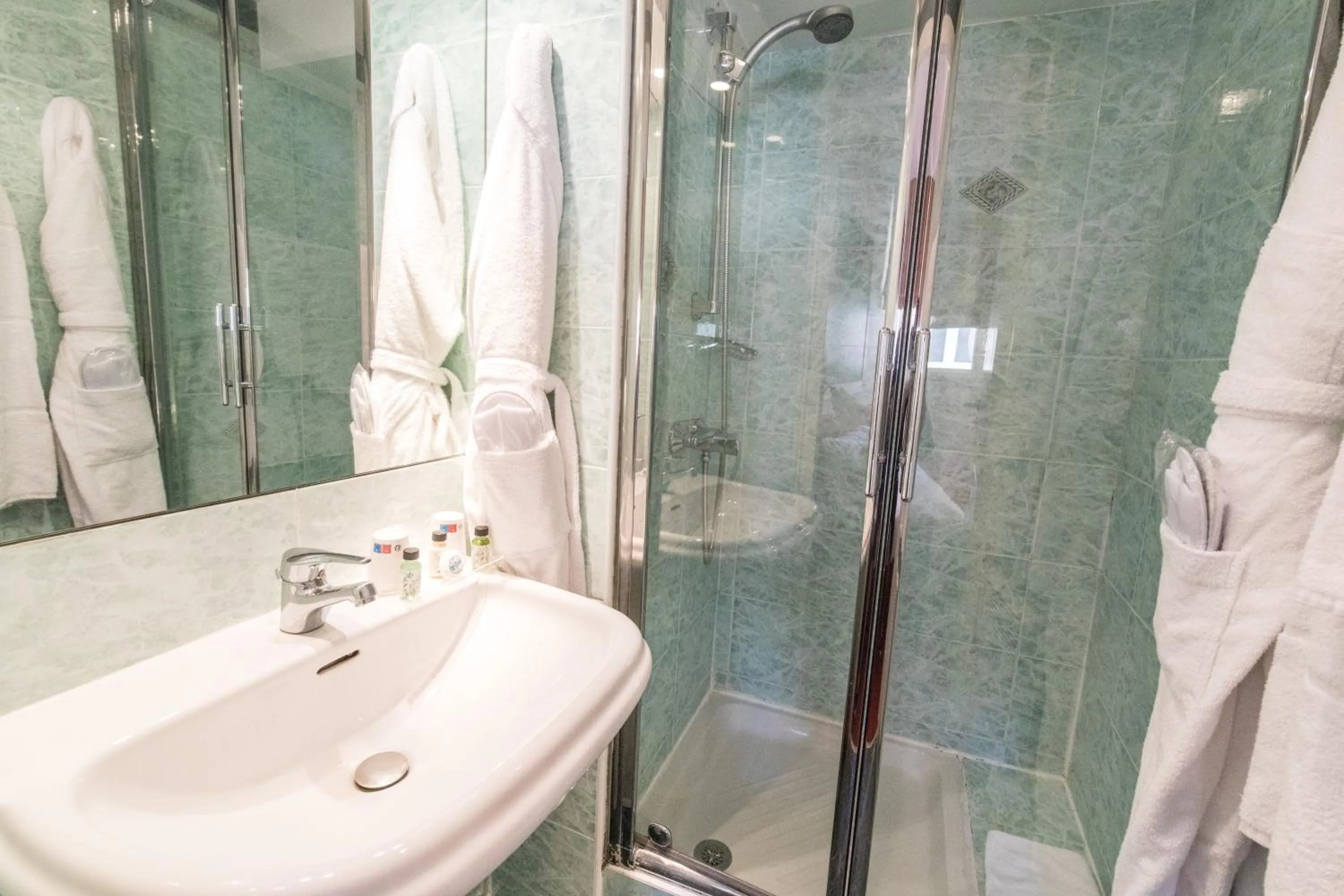 Shower in Cannes Croisette Prestige Apart'hotel
