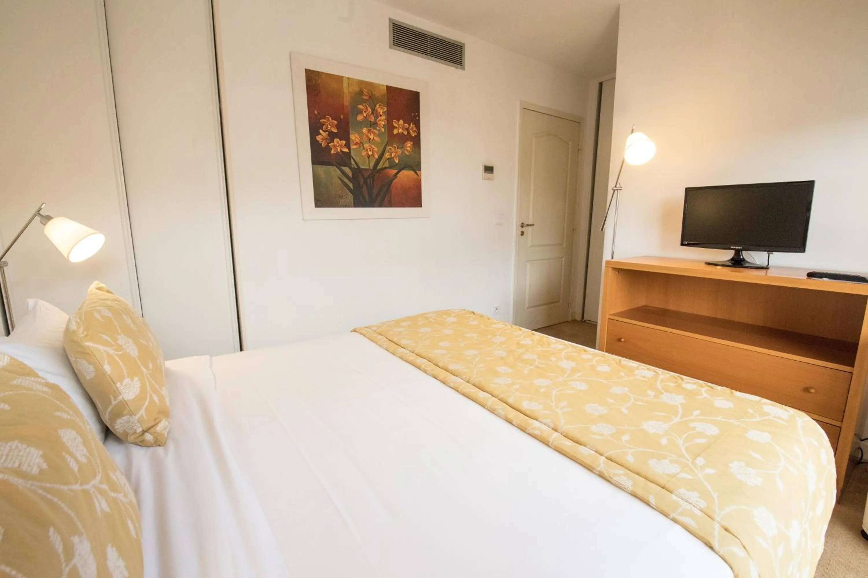 Bed in Cannes Croisette Prestige Apart'hotel