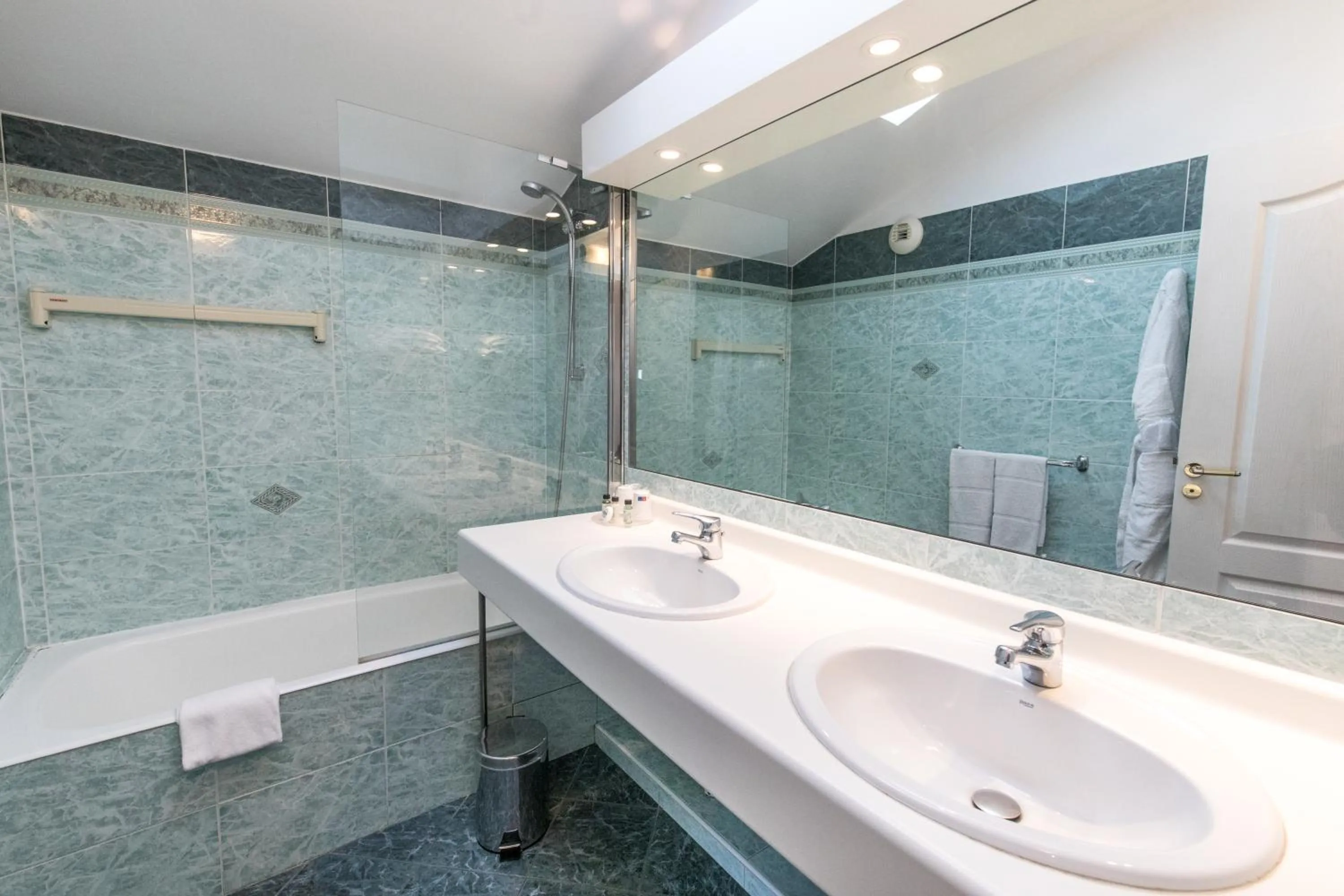 Shower in Cannes Croisette Prestige Apart'hotel