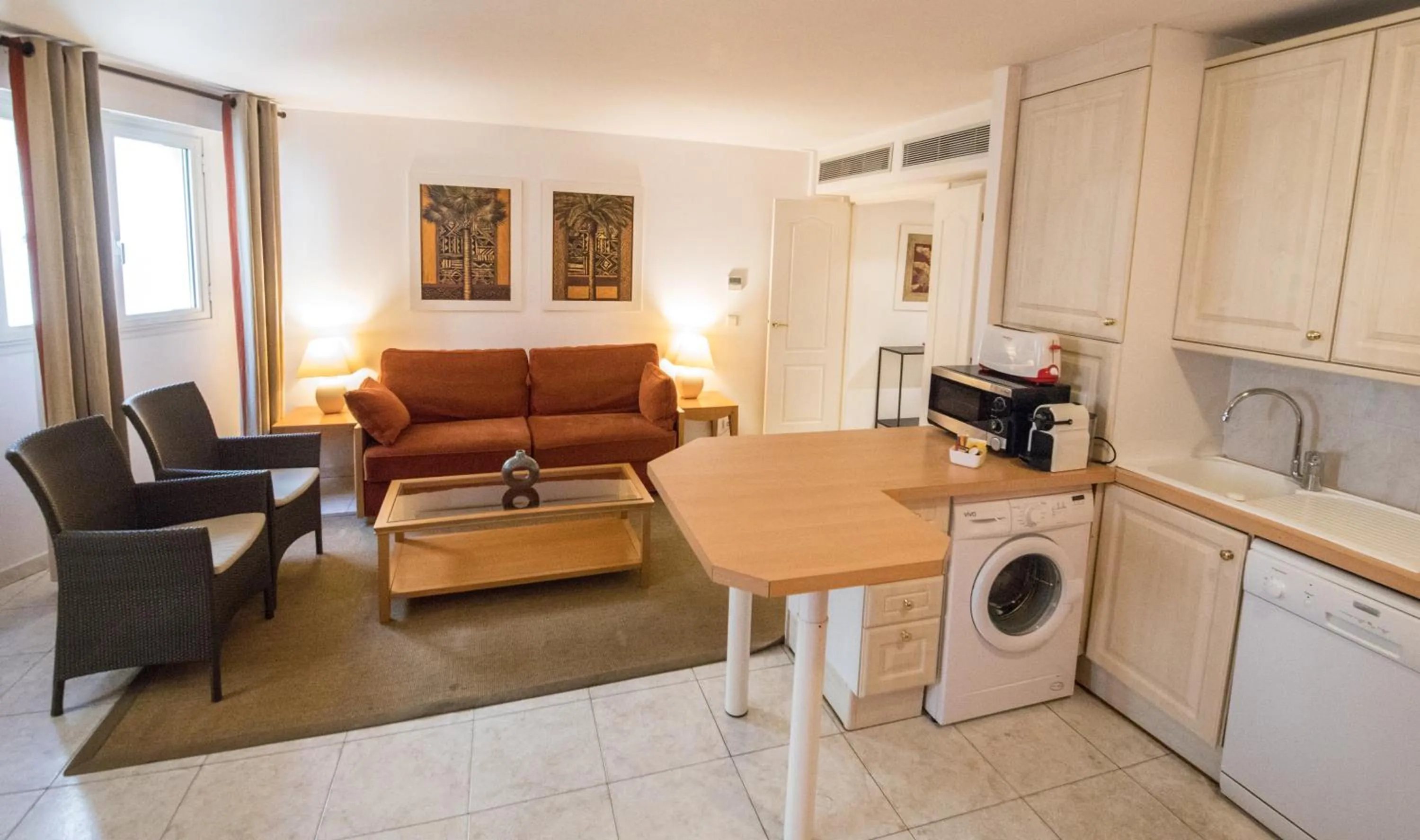 Kitchen or kitchenette in Cannes Croisette Prestige Apart'hotel