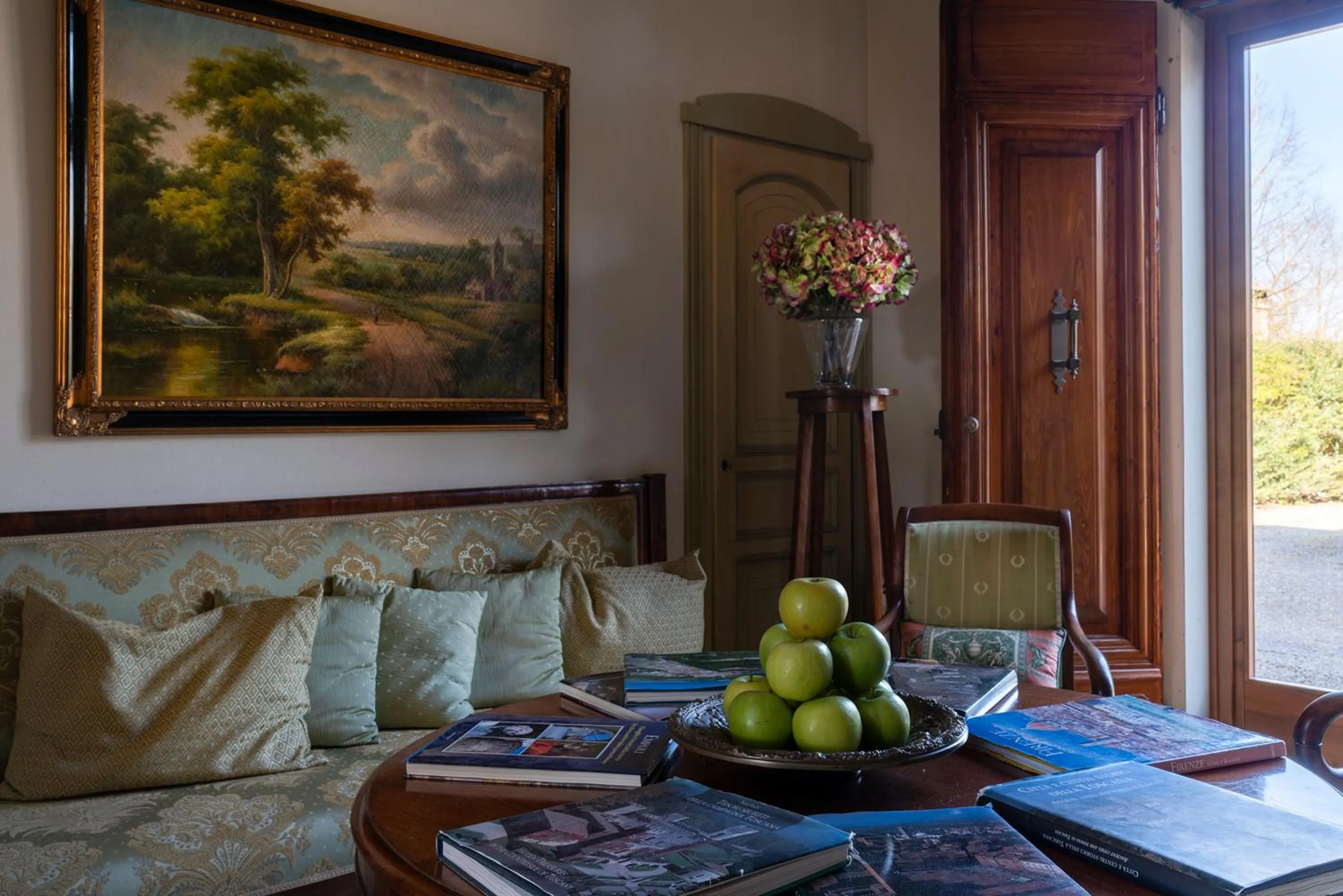 Communal lounge/ TV room in Villa Sestilia Guest House