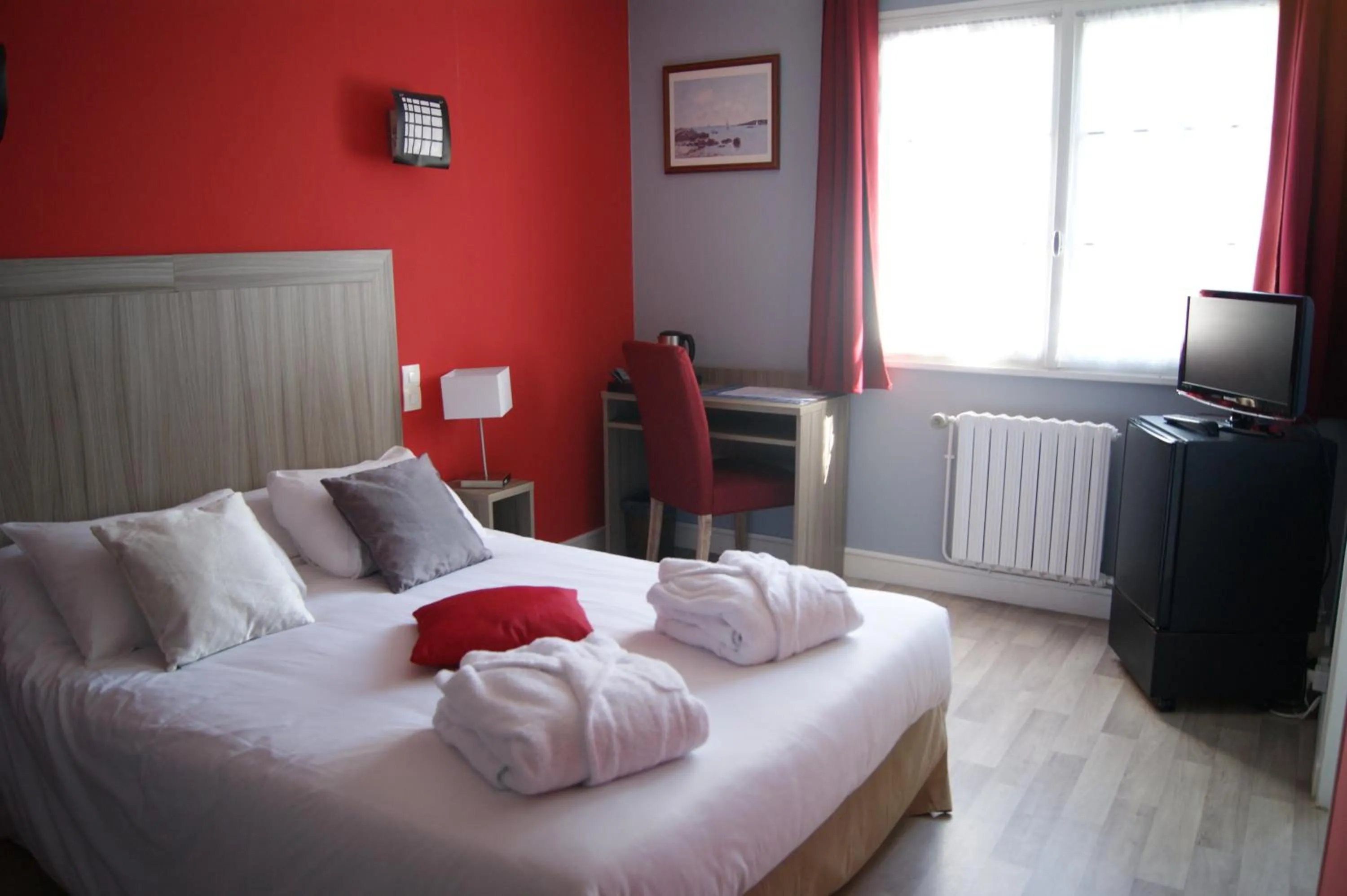 Photo of the whole room, TV/Entertainment Center in Hotel de L'Europe, La Roche-Posay