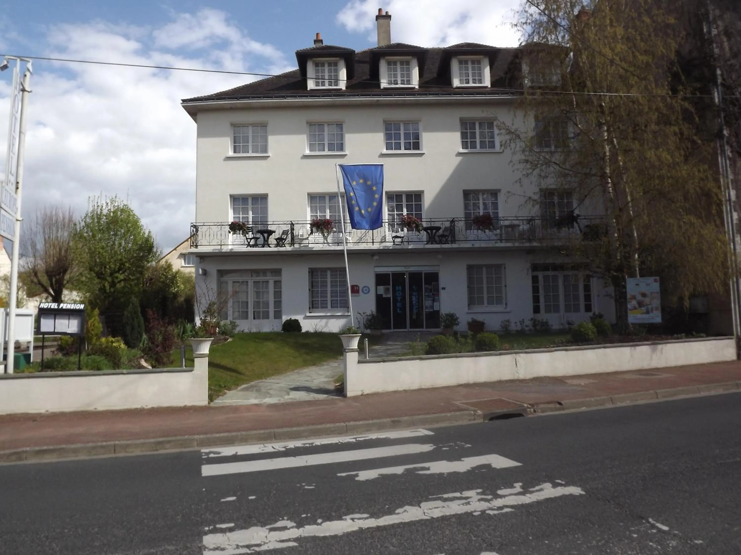 Facade/entrance, Property Building in Hotel de L'Europe, La Roche-Posay