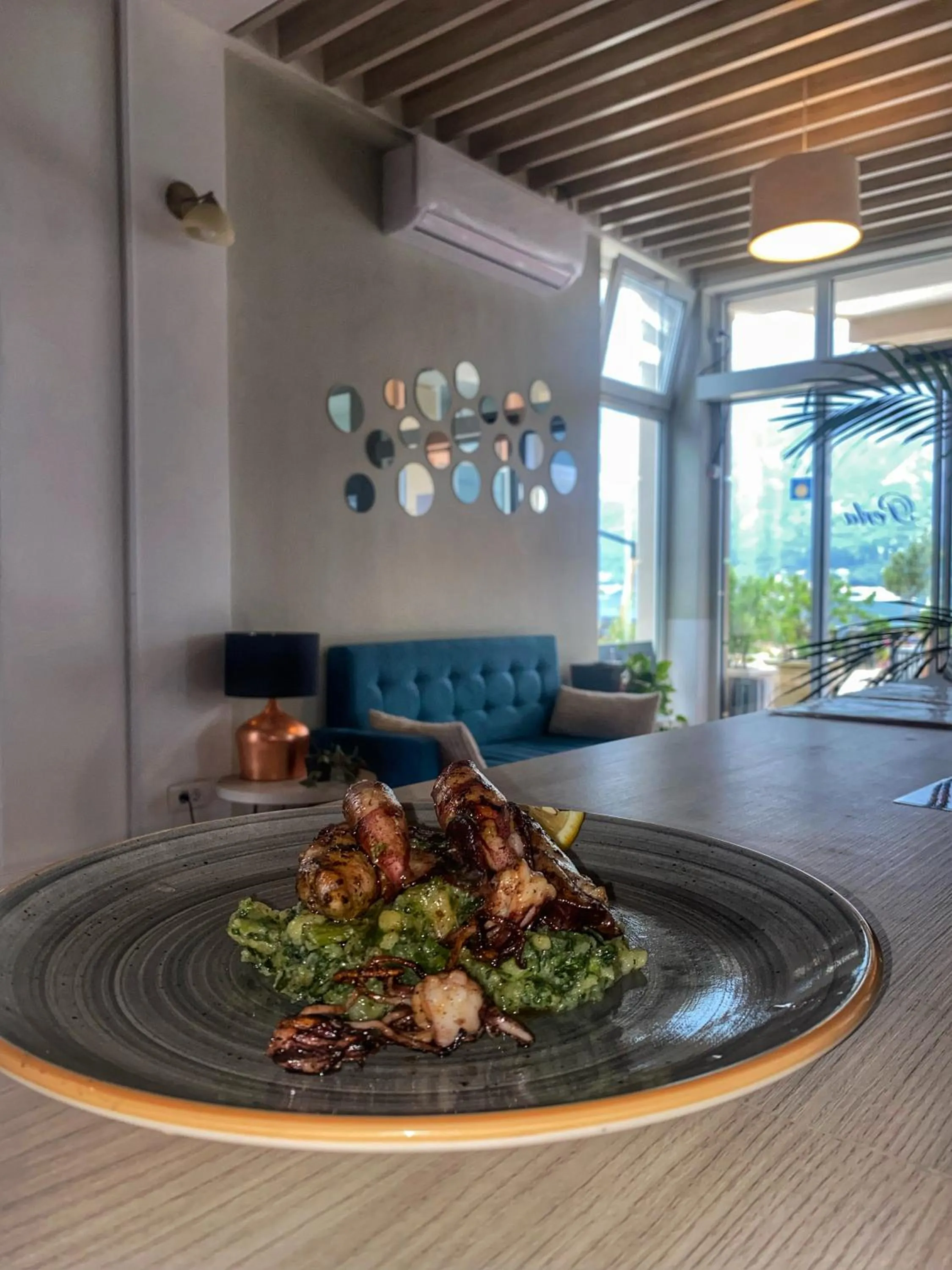 Restaurant/places to eat in Montebay Perla