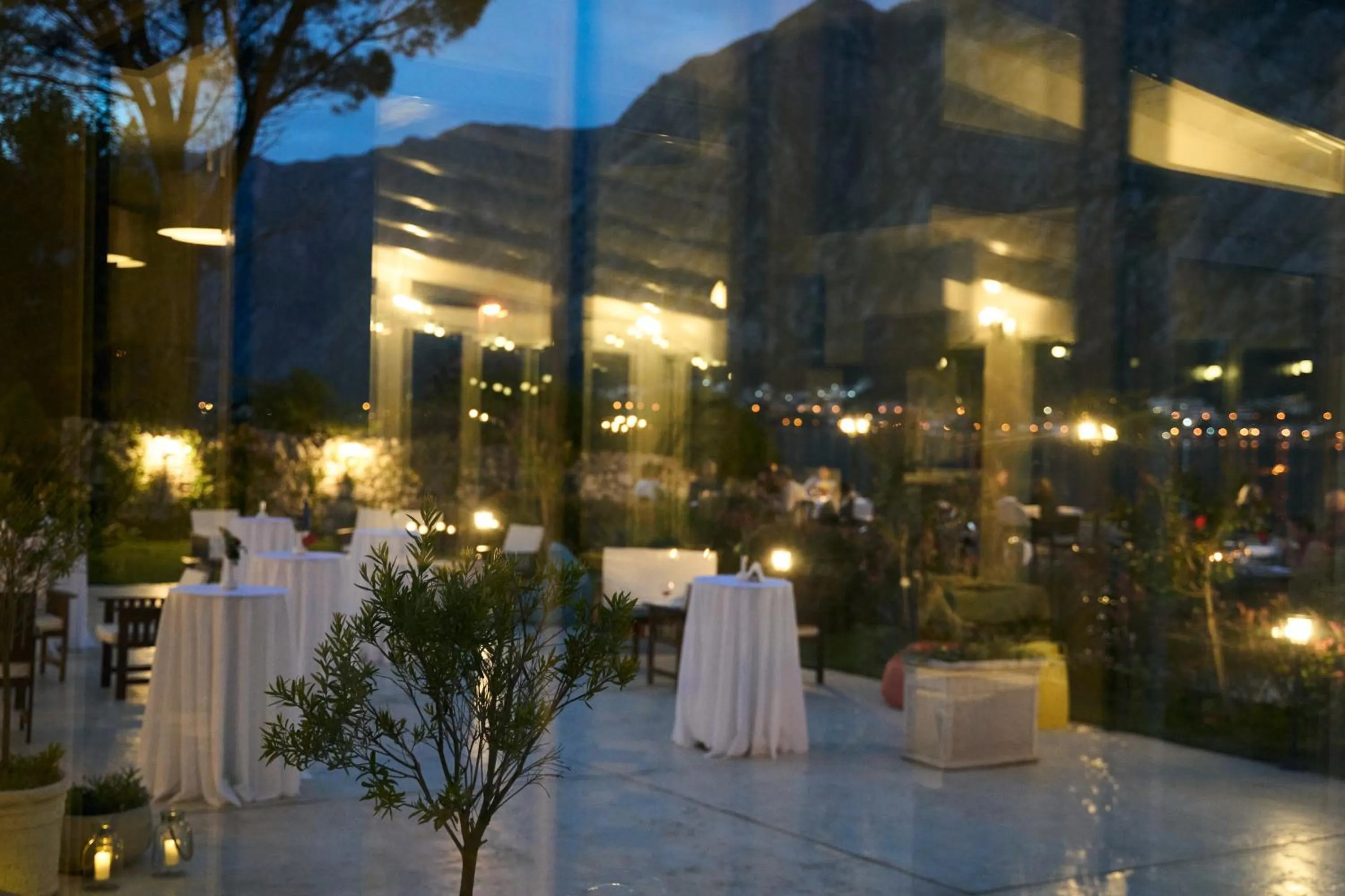 Restaurant/places to eat in Montebay Perla