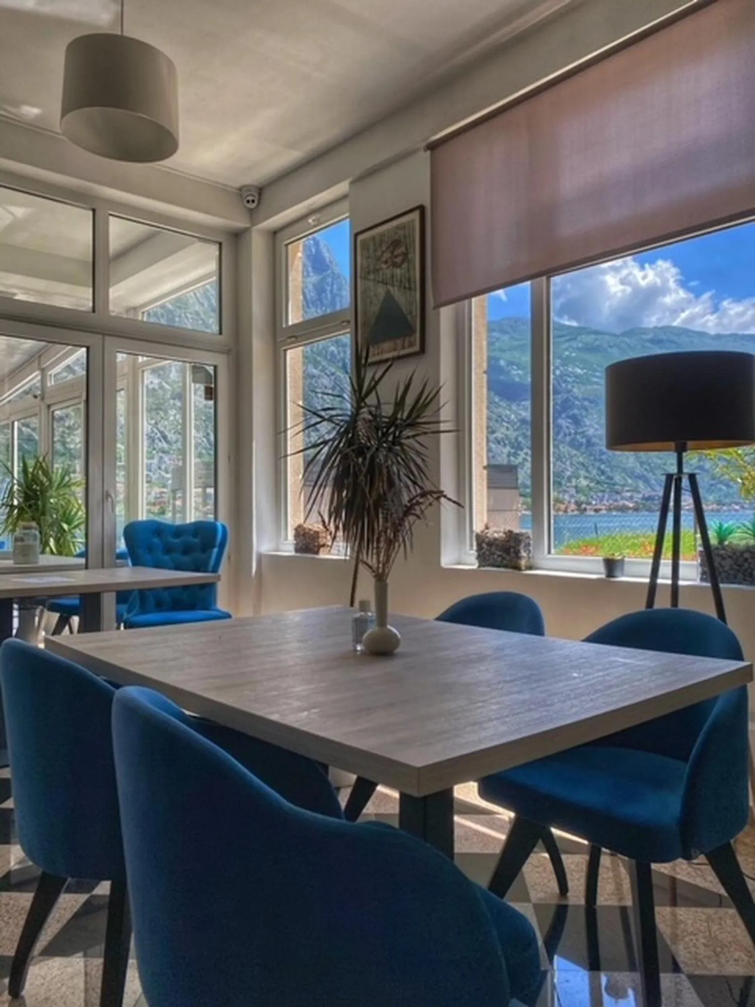 Restaurant/places to eat in Montebay Perla