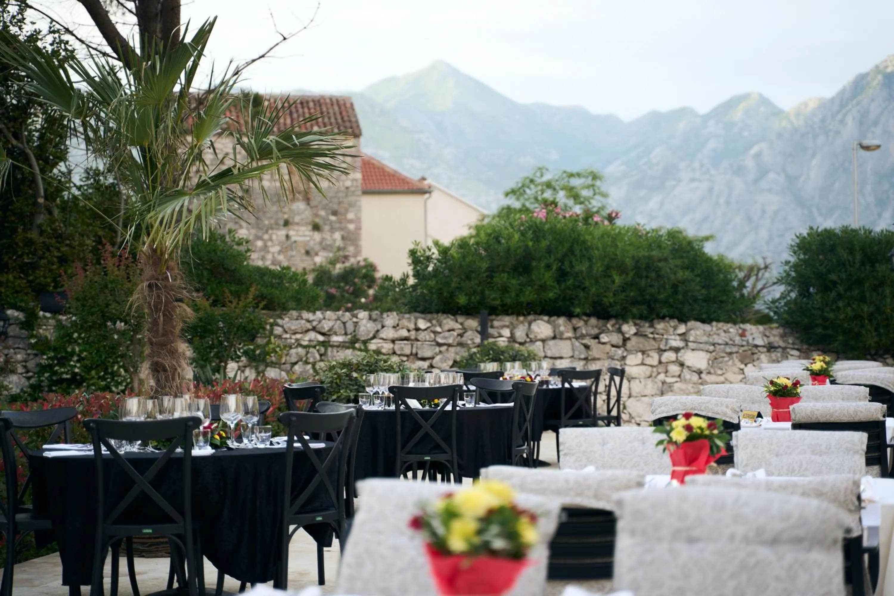 Restaurant/places to eat in Montebay Perla