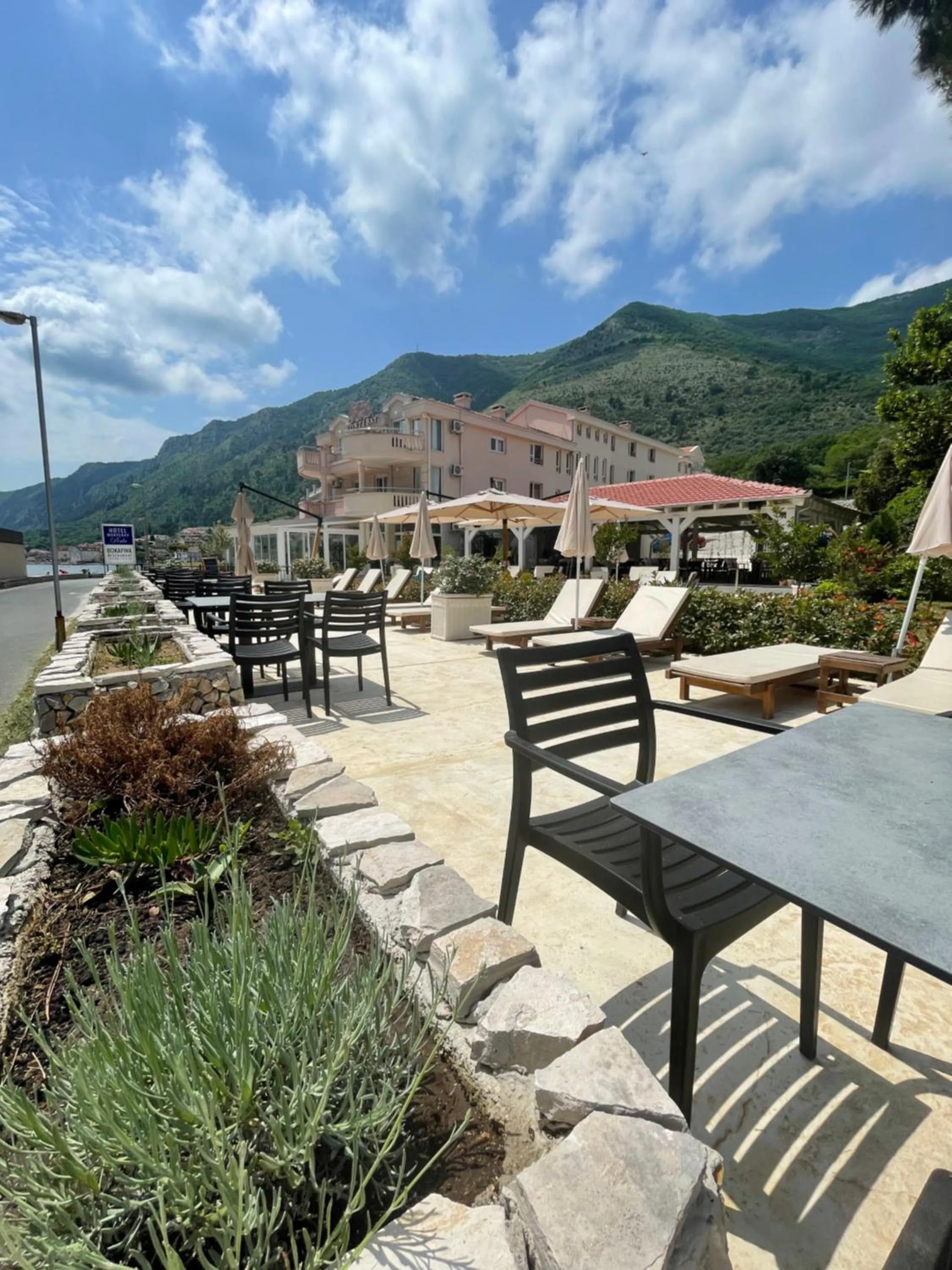 Restaurant/places to eat in Montebay Perla