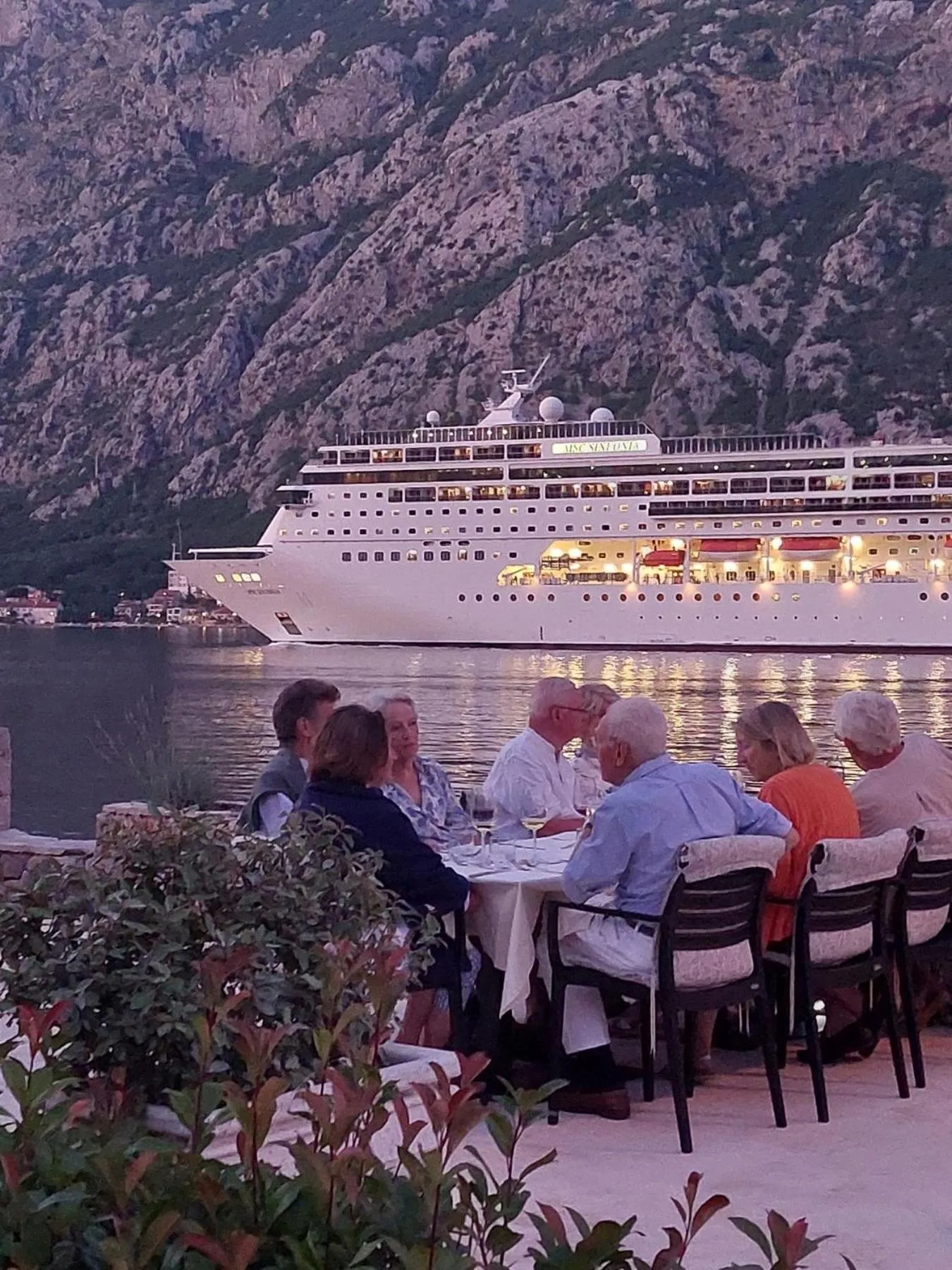 Restaurant/places to eat in Montebay Perla