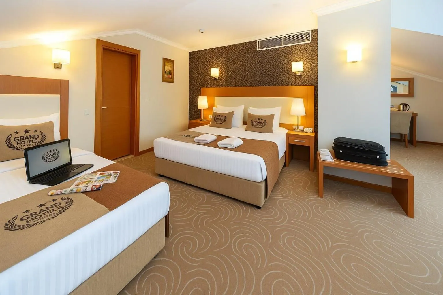 Photo of the whole room, Bed in Grand Hotel Avcılar