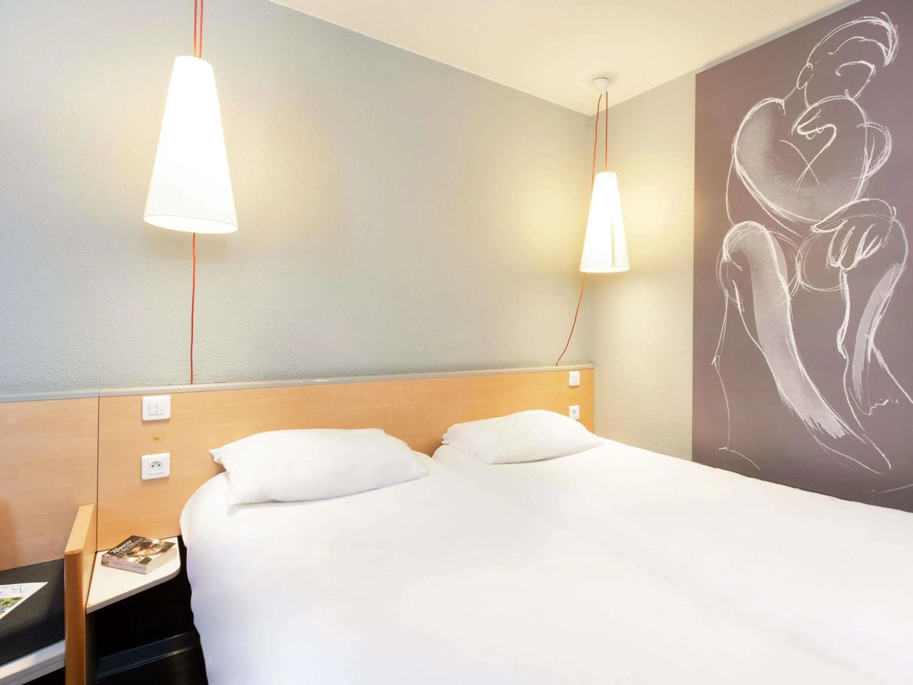 Property building, Bed in ibis Salon de Provence