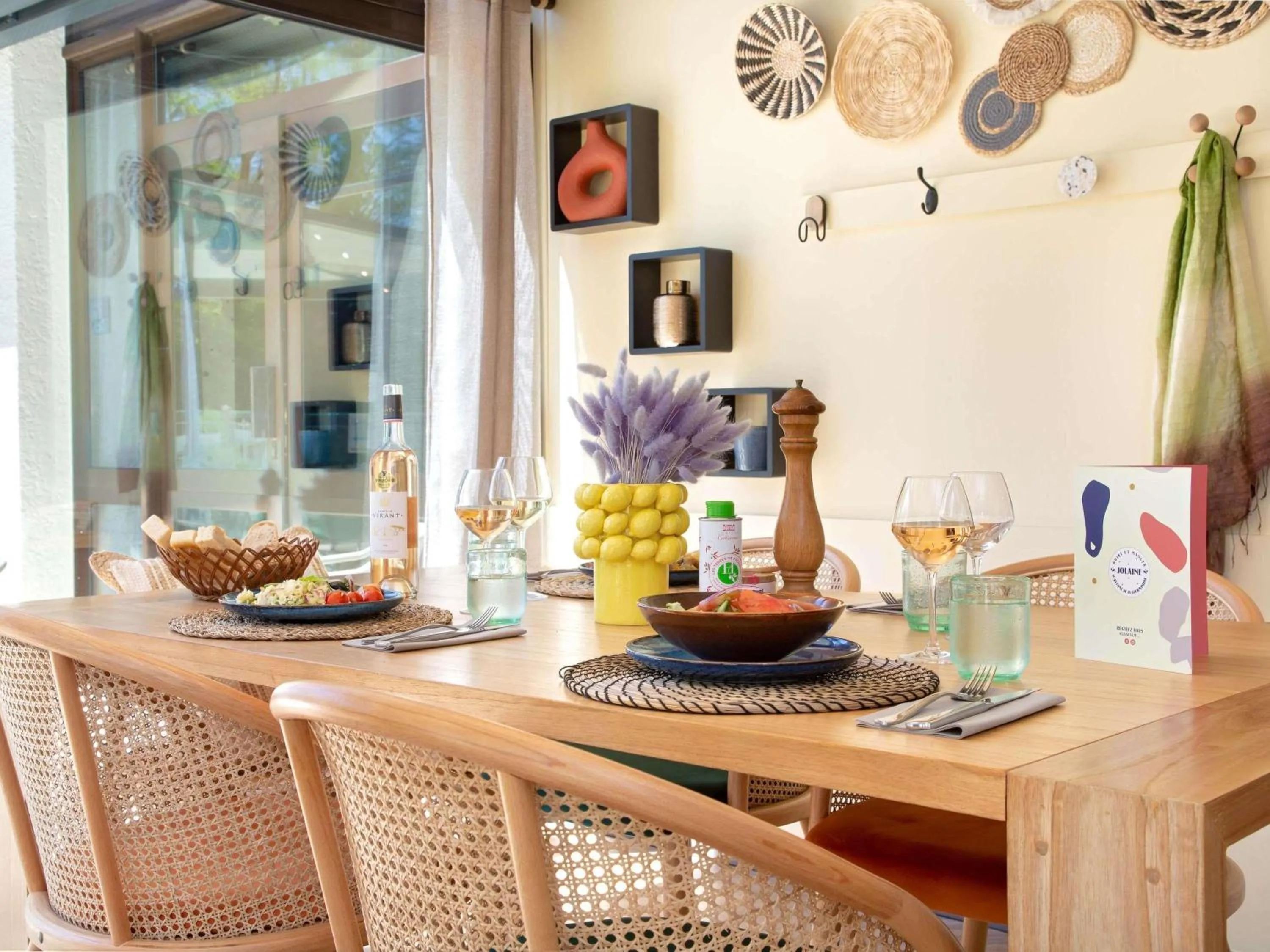 Lounge or bar in ibis Salon de Provence