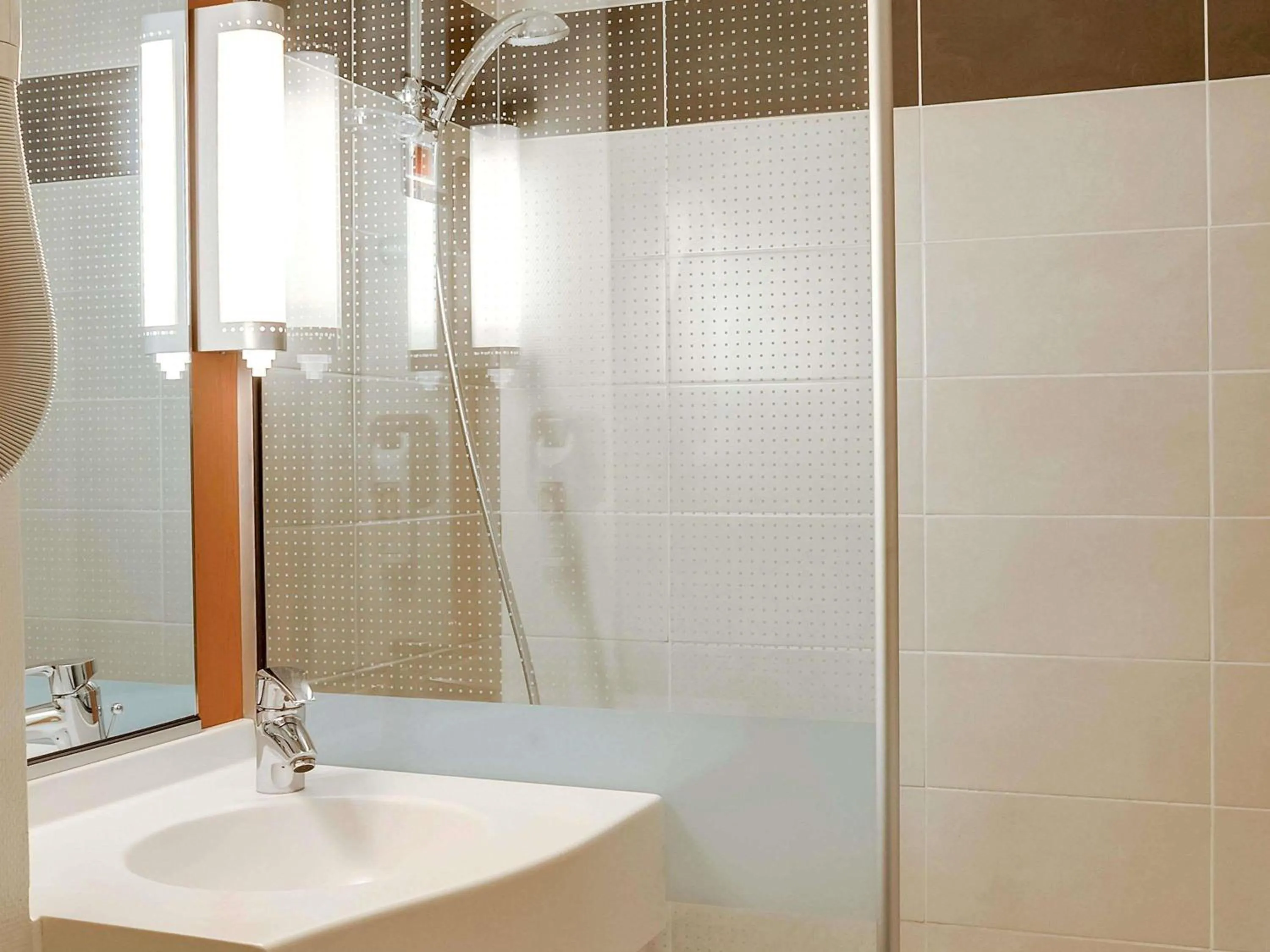 Bedroom in ibis Salon de Provence