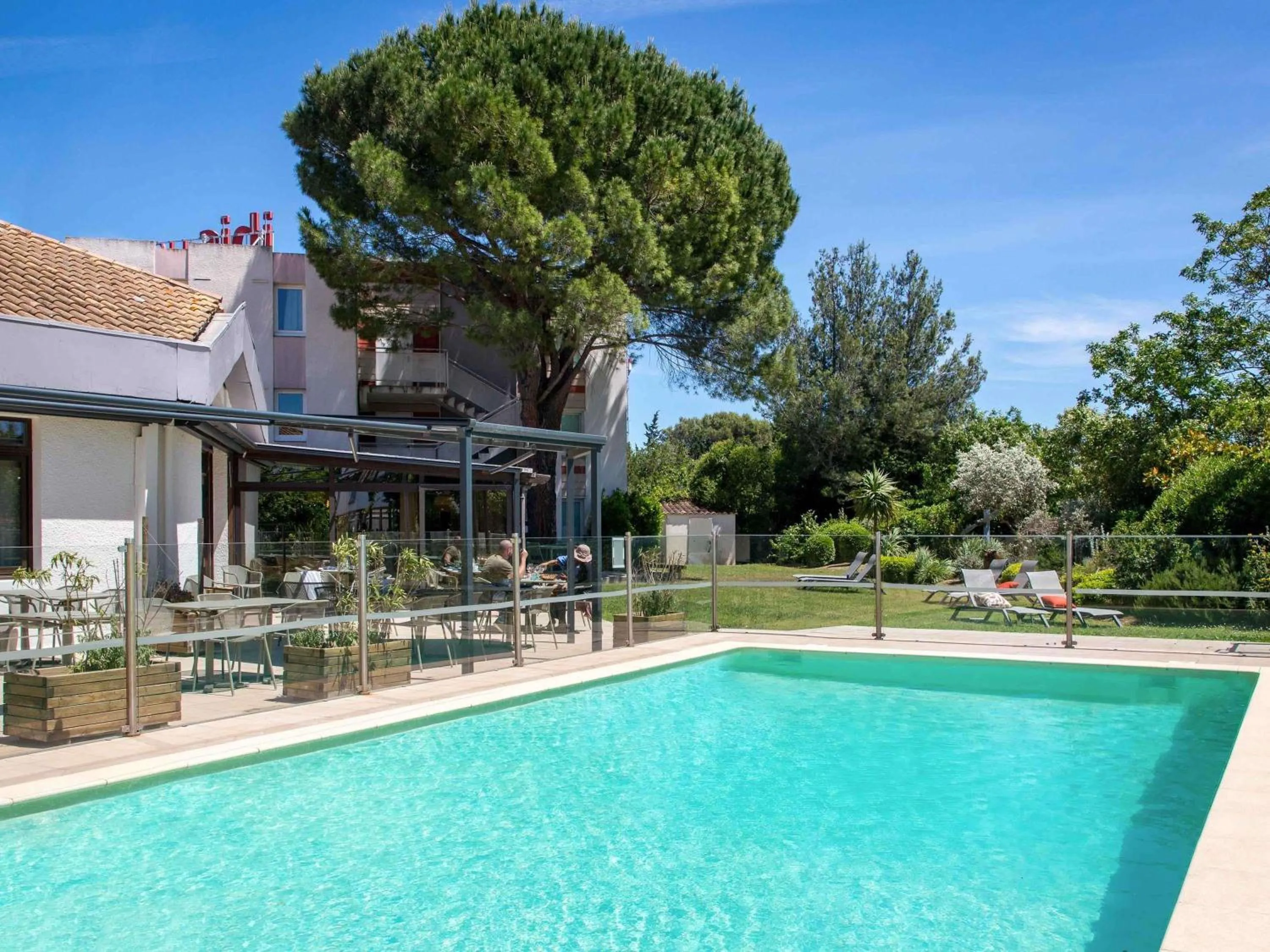 Pool view in ibis Salon de Provence