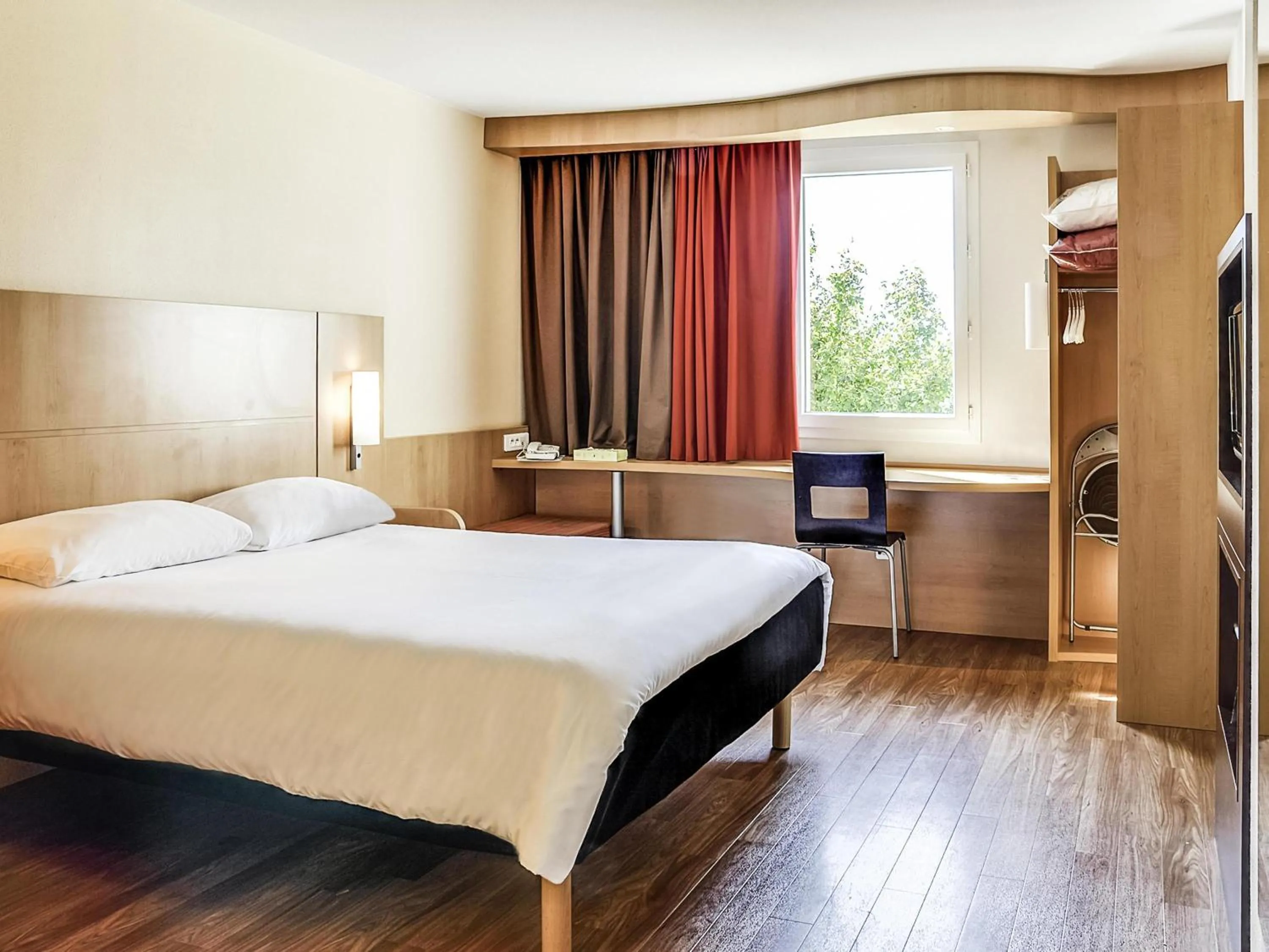 Bedroom, Bed in ibis Salon de Provence