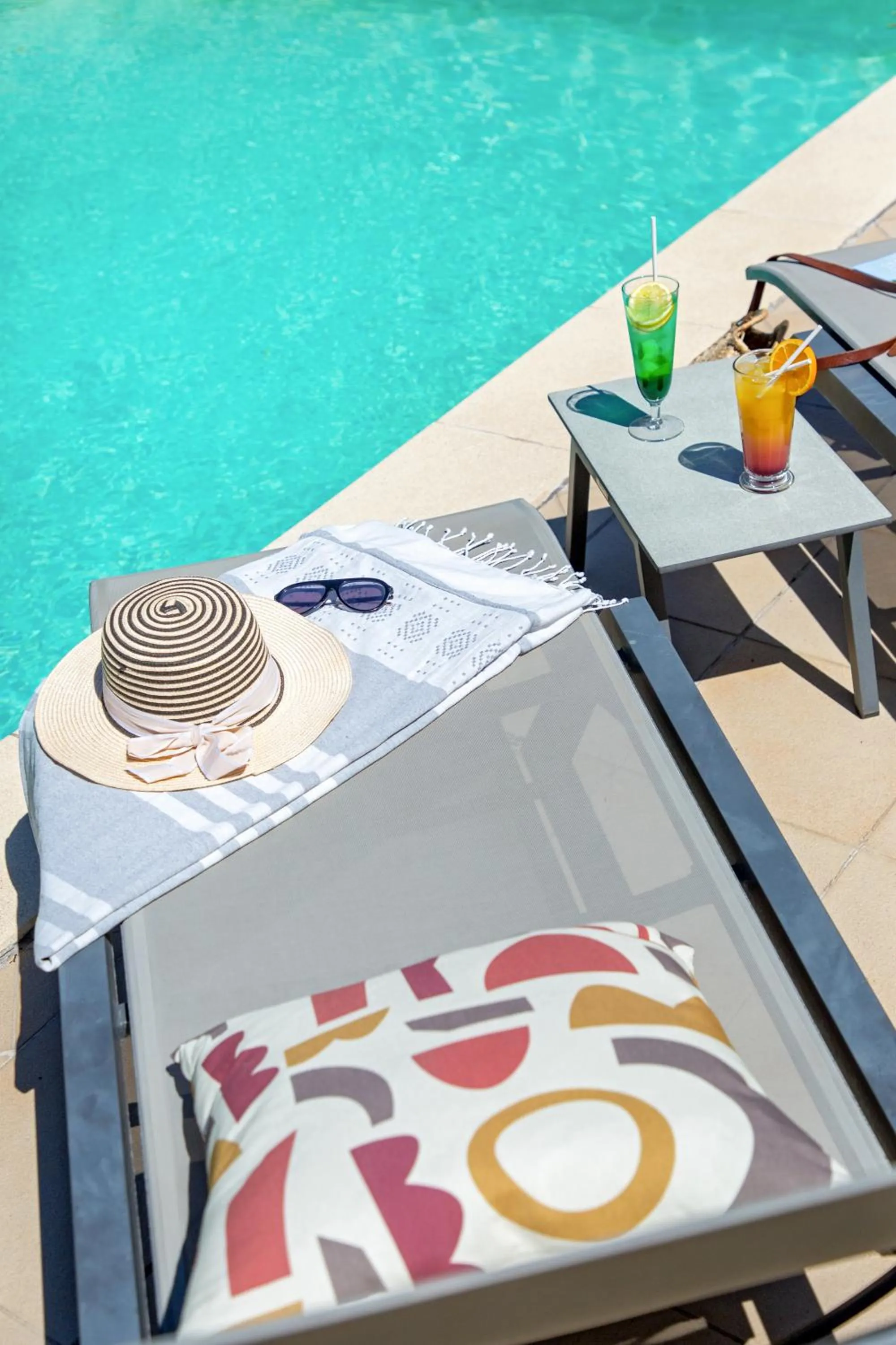 Swimming pool in ibis Salon de Provence