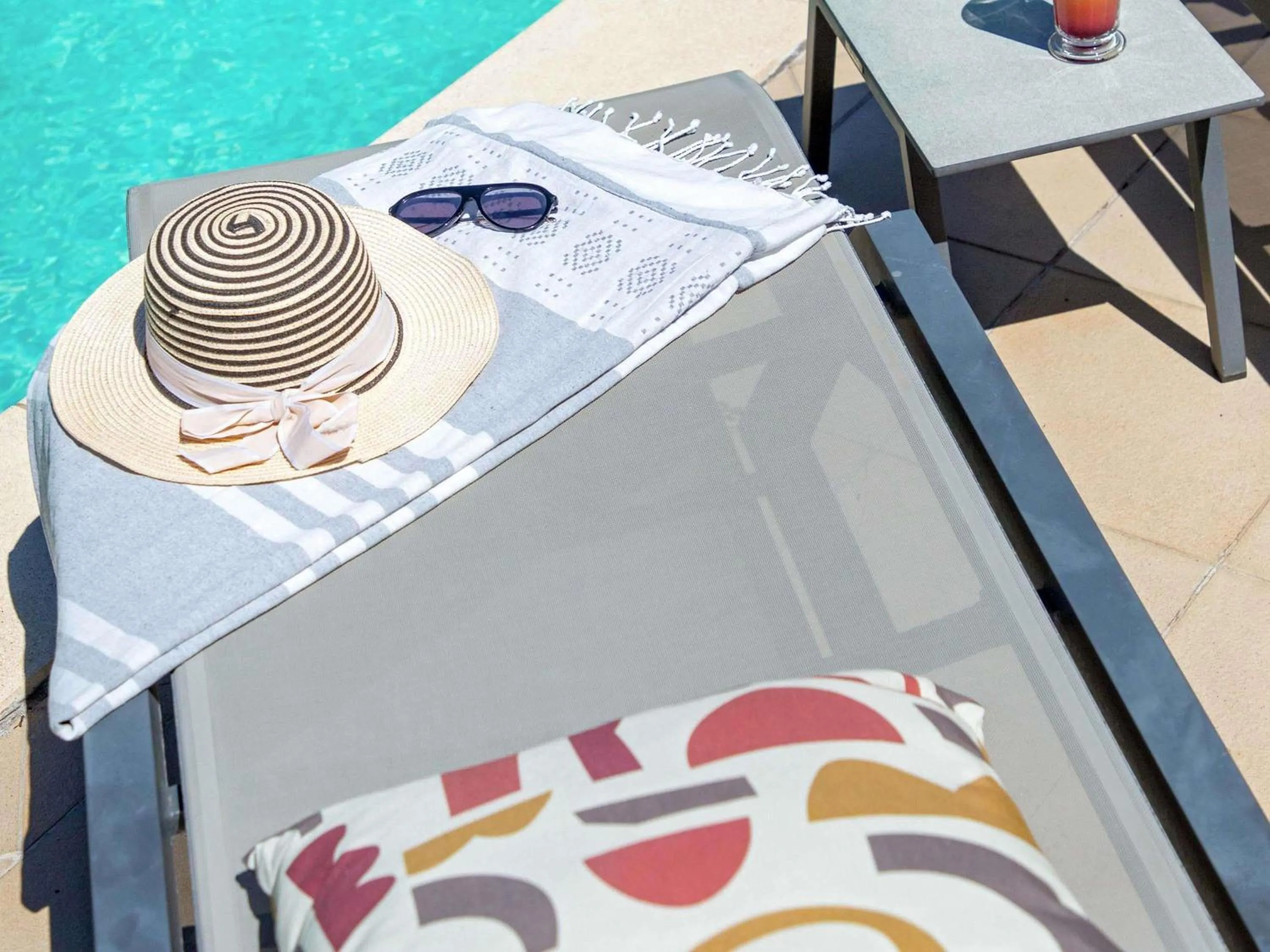 Pool view in ibis Salon de Provence